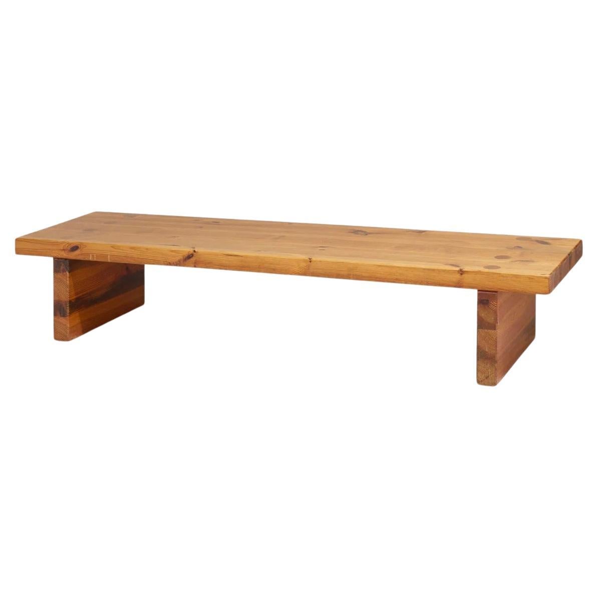 Superbe banc moderne scandinave en pin danois par Sven Larsson. Fabriqué en Suède C.C.C., vers 1970. Construction en bois massif de pin ancien avec joints chevillés et détails d'ébénisterie. Superbe design. Banc très solide prêt à l'emploi.