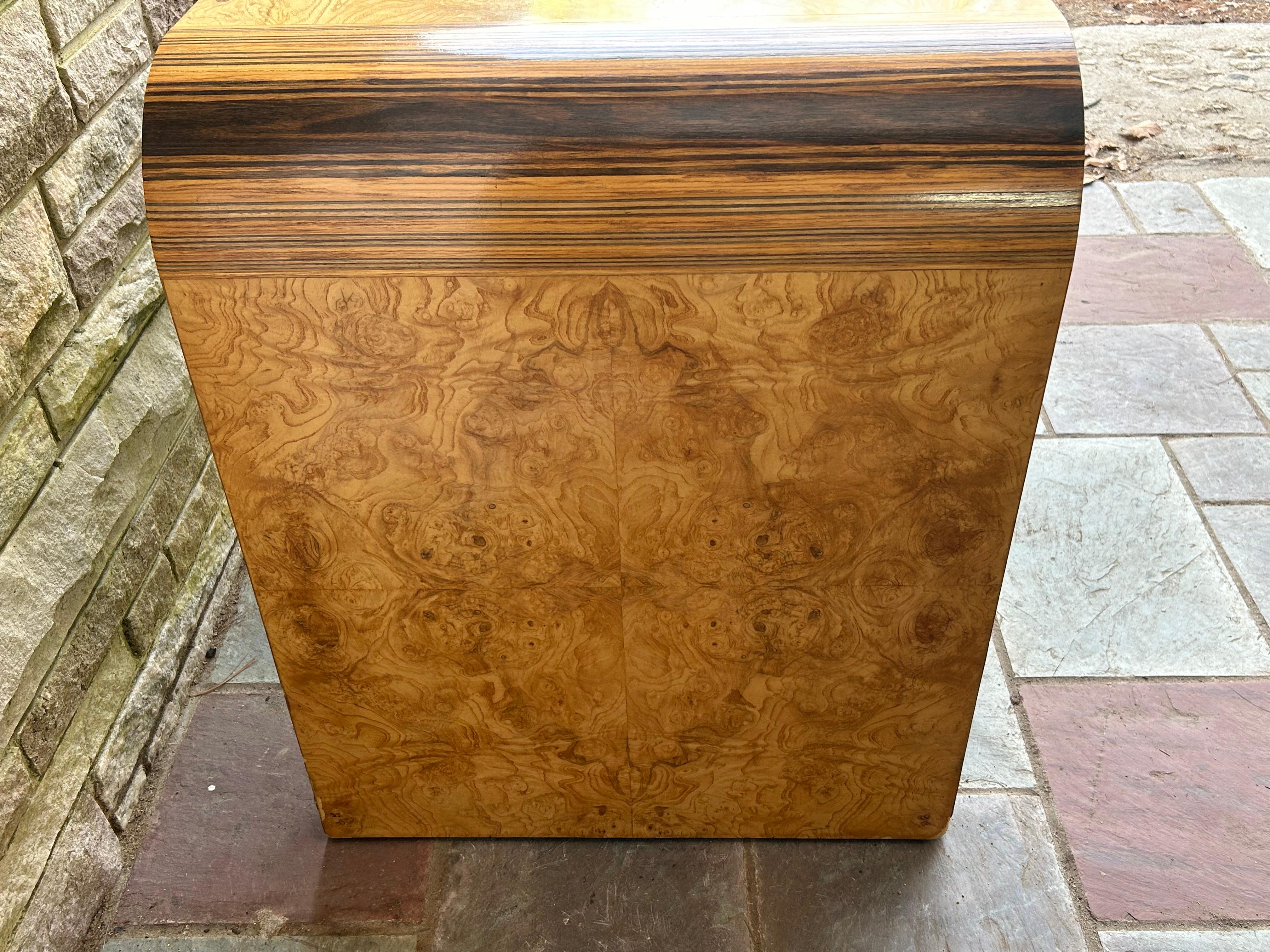 Superbe bureau à cascade Henredon Scene Two en bois de ronce d'olivier Mid-Century en vente 4