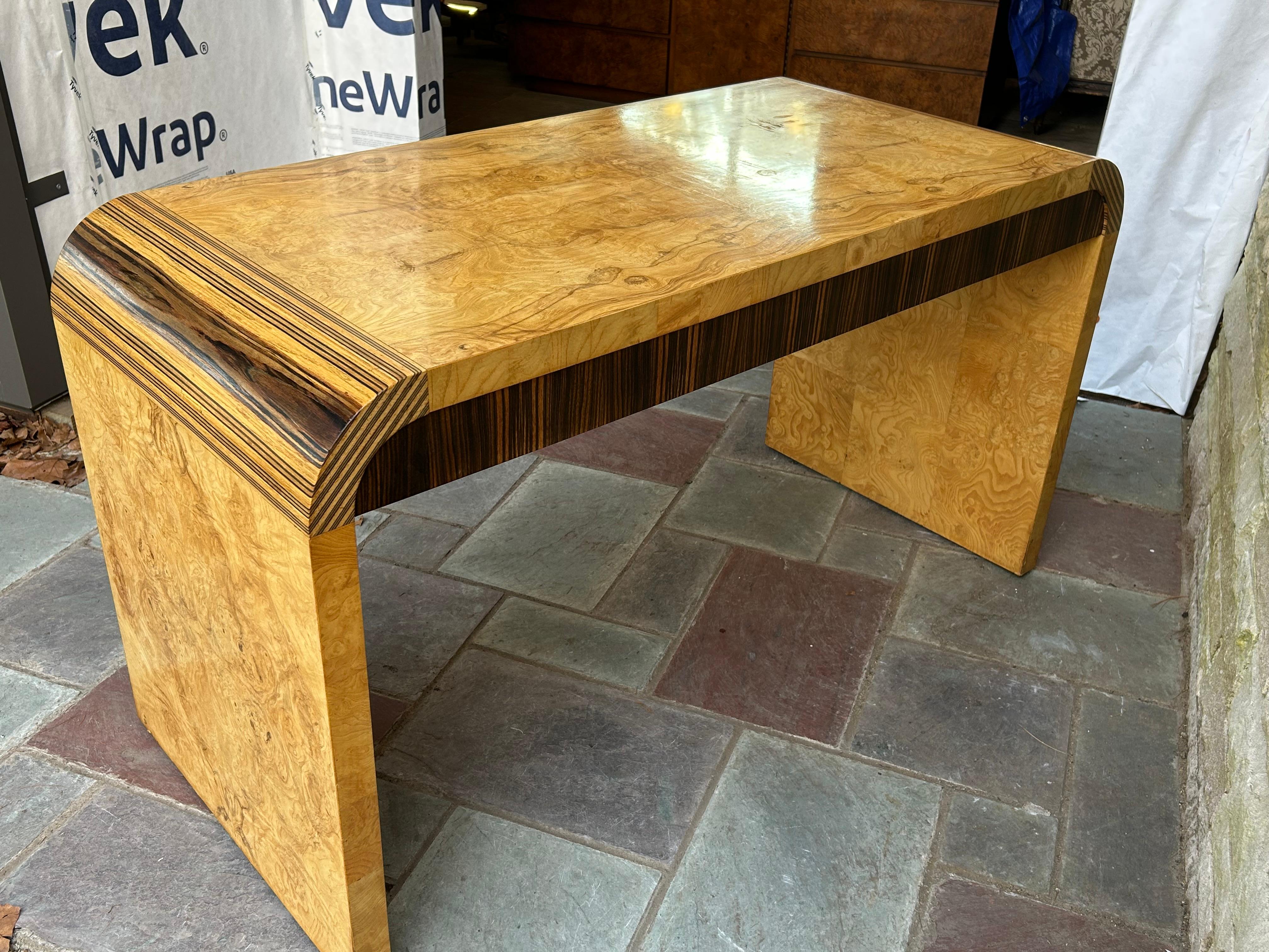 Superbe bureau à cascade Henredon Scene Two en bois de ronce d'olivier Mid-Century en vente 9