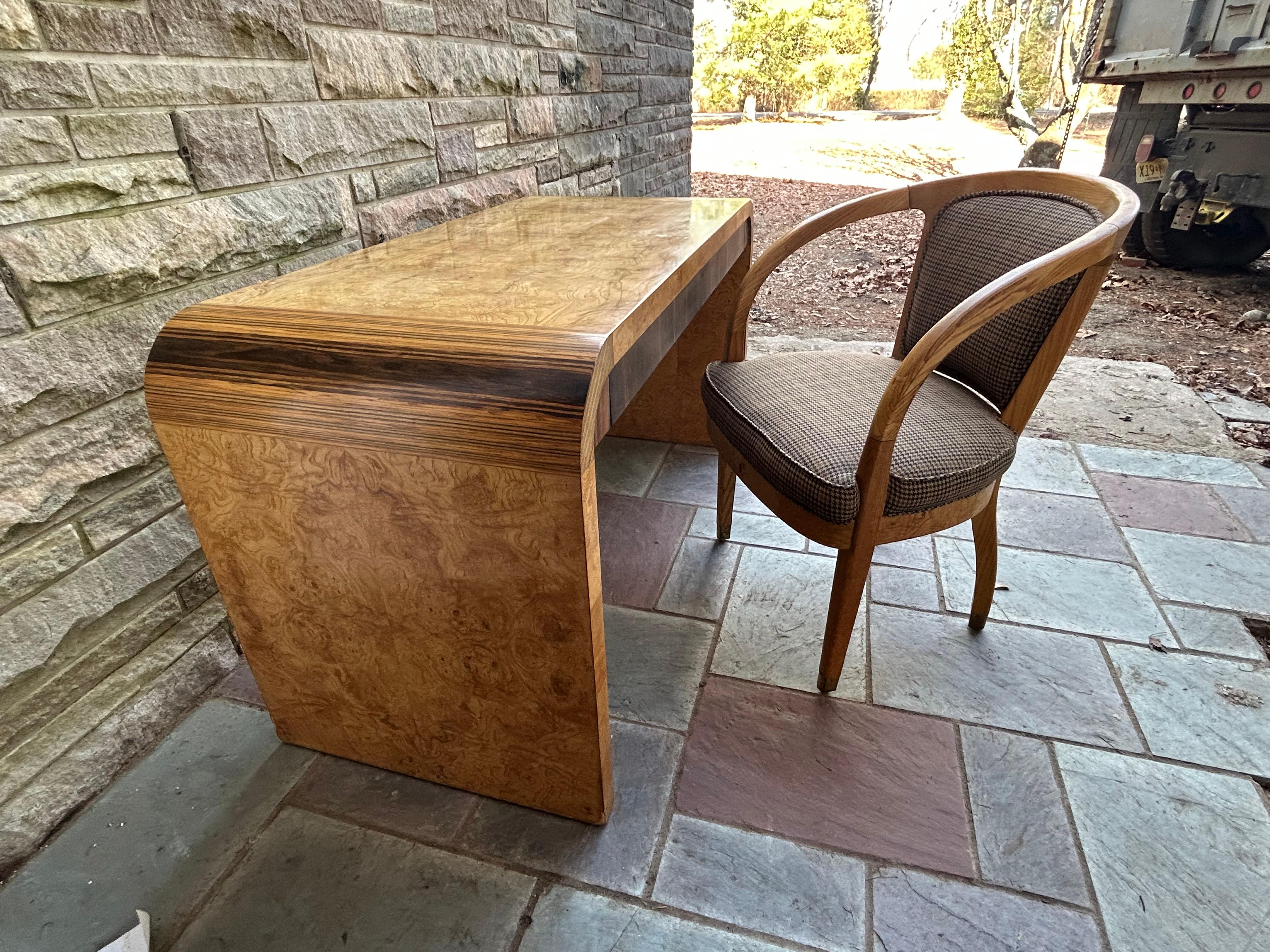 Superbe bureau à cascade Henredon Scene Two en bois de ronce d'olivier Mid-Century en vente 13