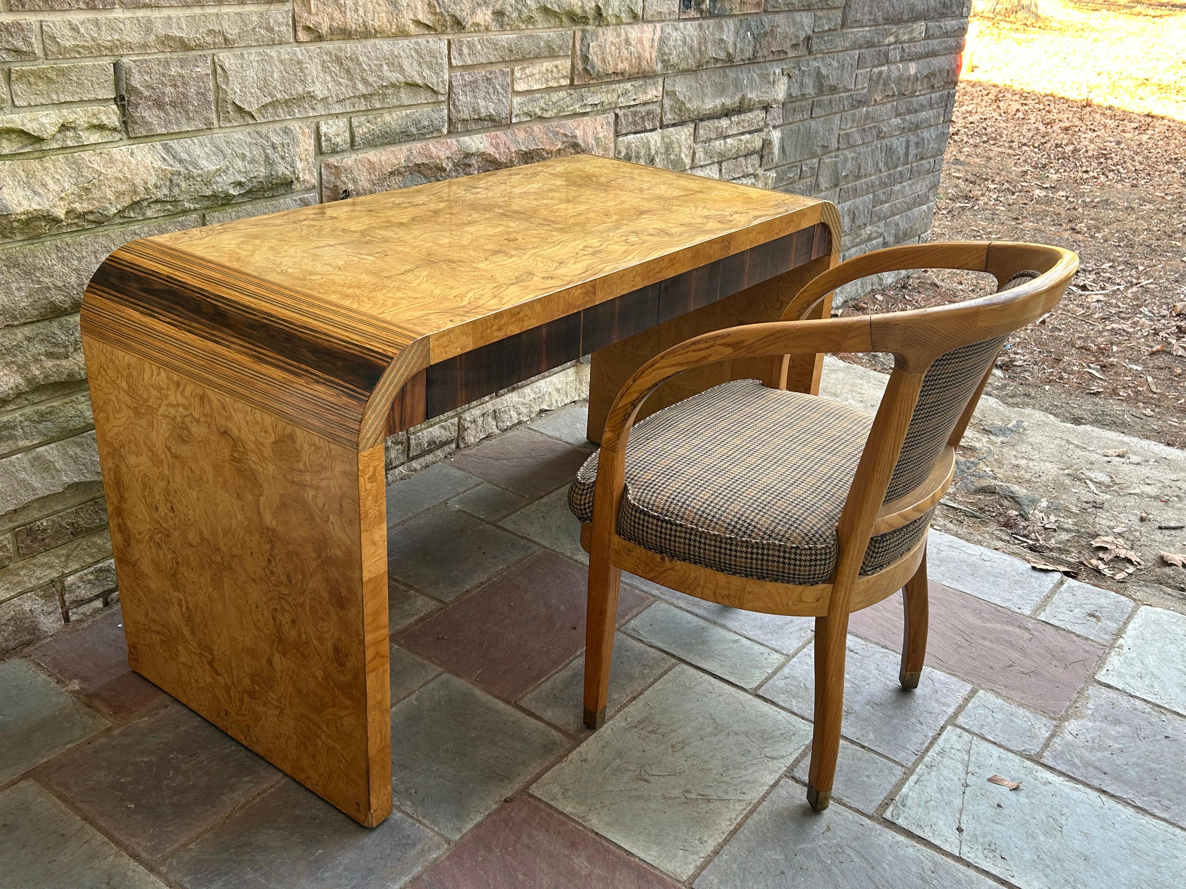 Mid-Century Modern Superbe bureau à cascade Henredon Scene Two en bois de ronce d'olivier Mid-Century en vente