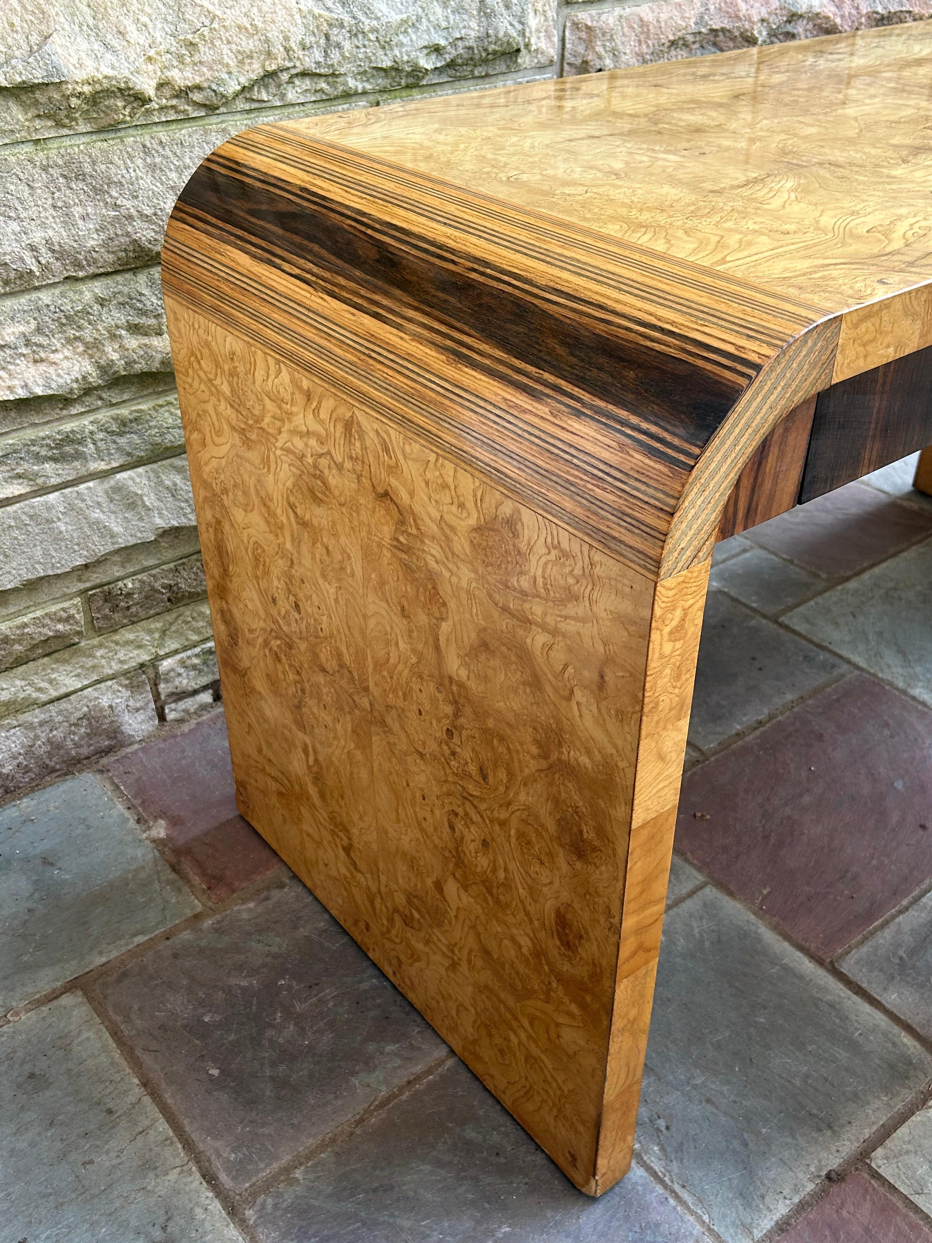 Américain Superbe bureau à cascade Henredon Scene Two en bois de ronce d'olivier Mid-Century en vente