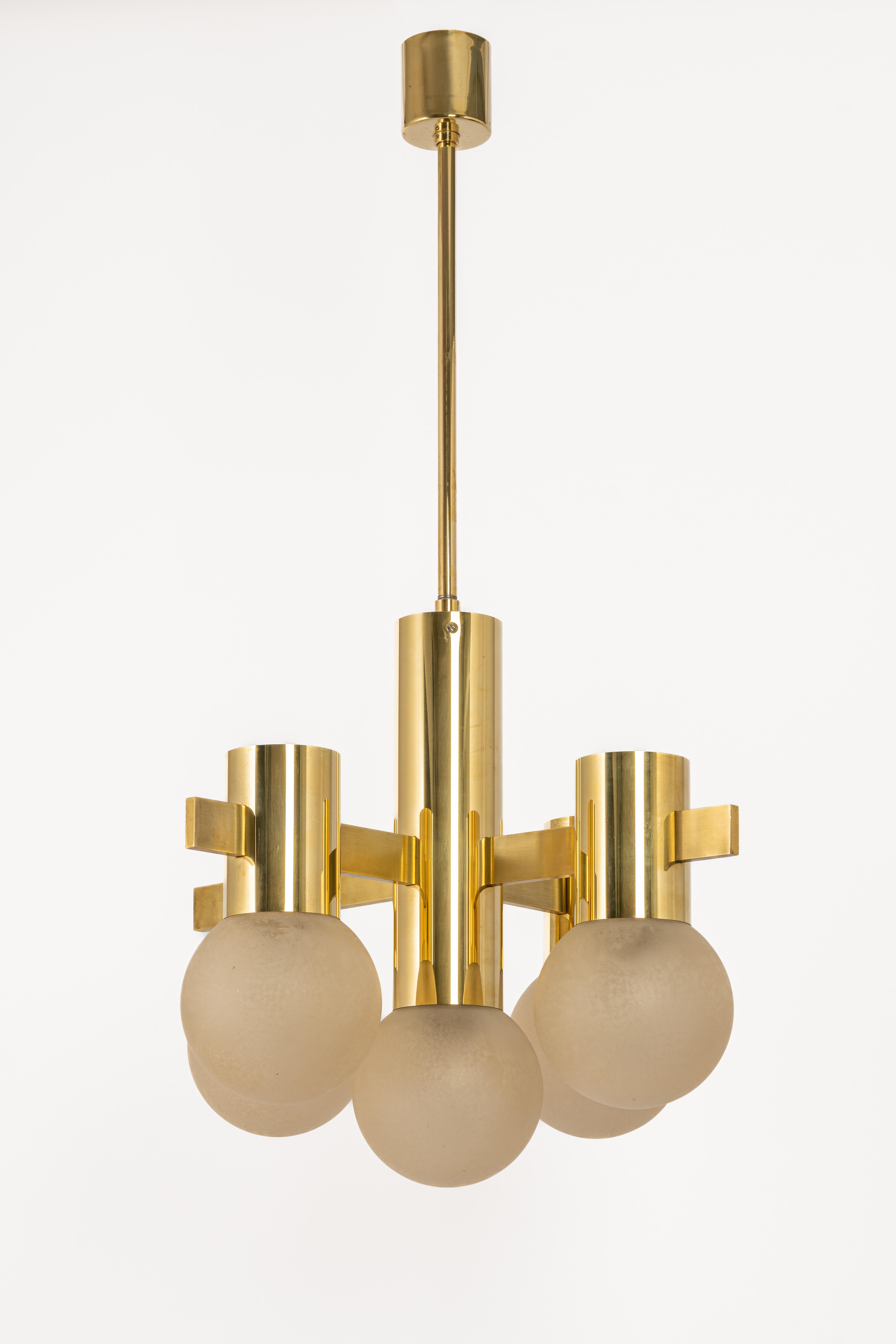 Five-light brass chandelier in the style of Sciolari.
frosted glass in a very beautiful color.
Made with brass, best of the 1960s.

High quality and in very good condition. Cleaned, well-wired and ready to use. 

The fixture requires 5 x E14
