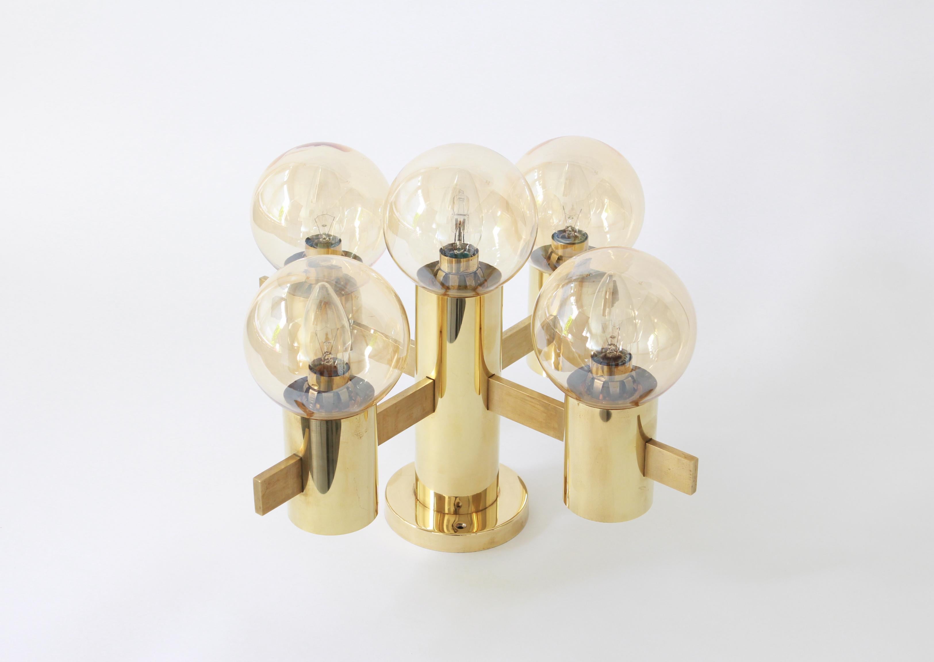 Five-light brass chandelier in the style of Sciolari.
Smoked glass in a very beautiful smokey brown color.
Made with brass, best of the 1960s.

High quality and in very good condition. Cleaned, well-wired and ready to use. 

The fixture