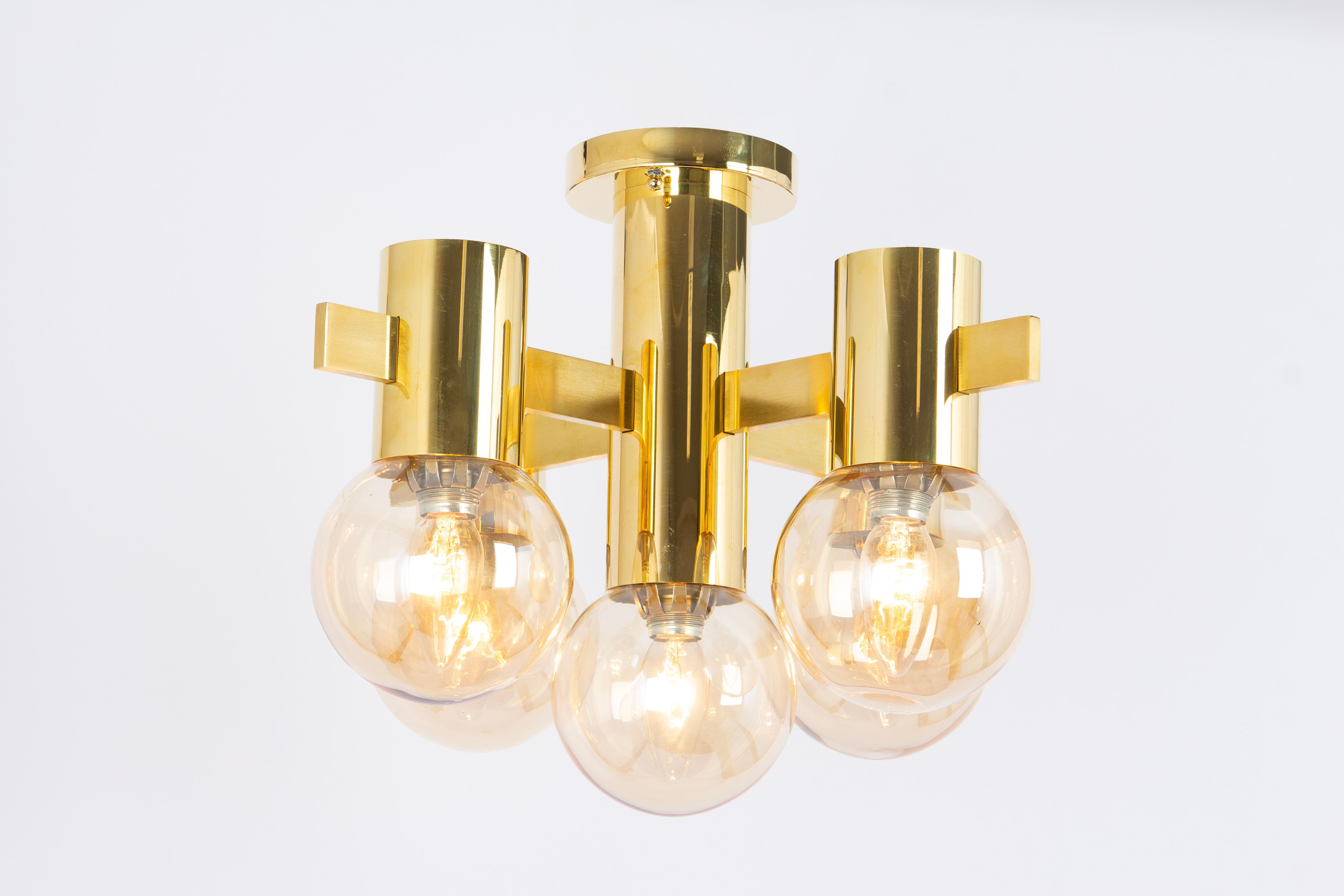 Lustre à cinq lumières en laiton dans le style de Sciolari.
Verre fumé d'une très belle couleur brun fumé.
Fabriqué en laiton, le meilleur des années 1960.

De haute qualité et en très bon état. Nettoyé, bien câblé et prêt à être utilisé. 

Le