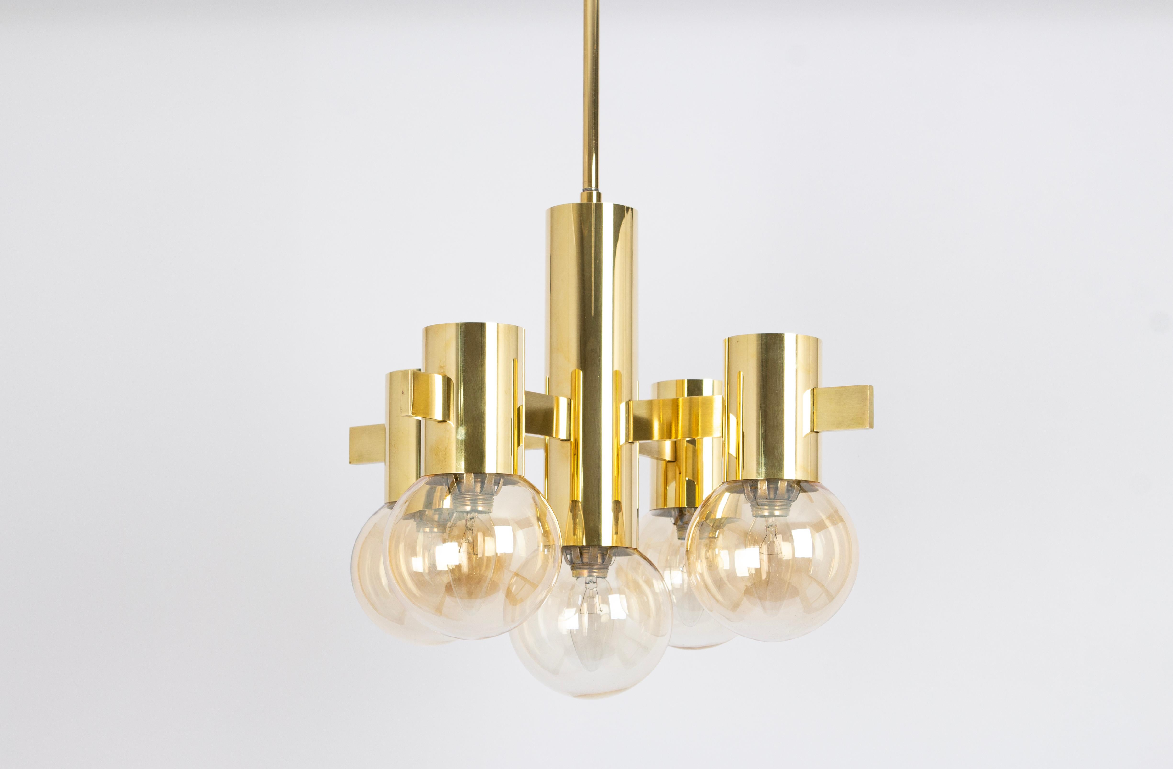 Five-light brass chandelier in the style of Sciolari.
Smoked glass in a very beautiful smokey brown color.
Made with brass, best of the 1970s.

High quality and in very good condition. Cleaned, well-wired and ready to use. 

The fixture requires 5 x