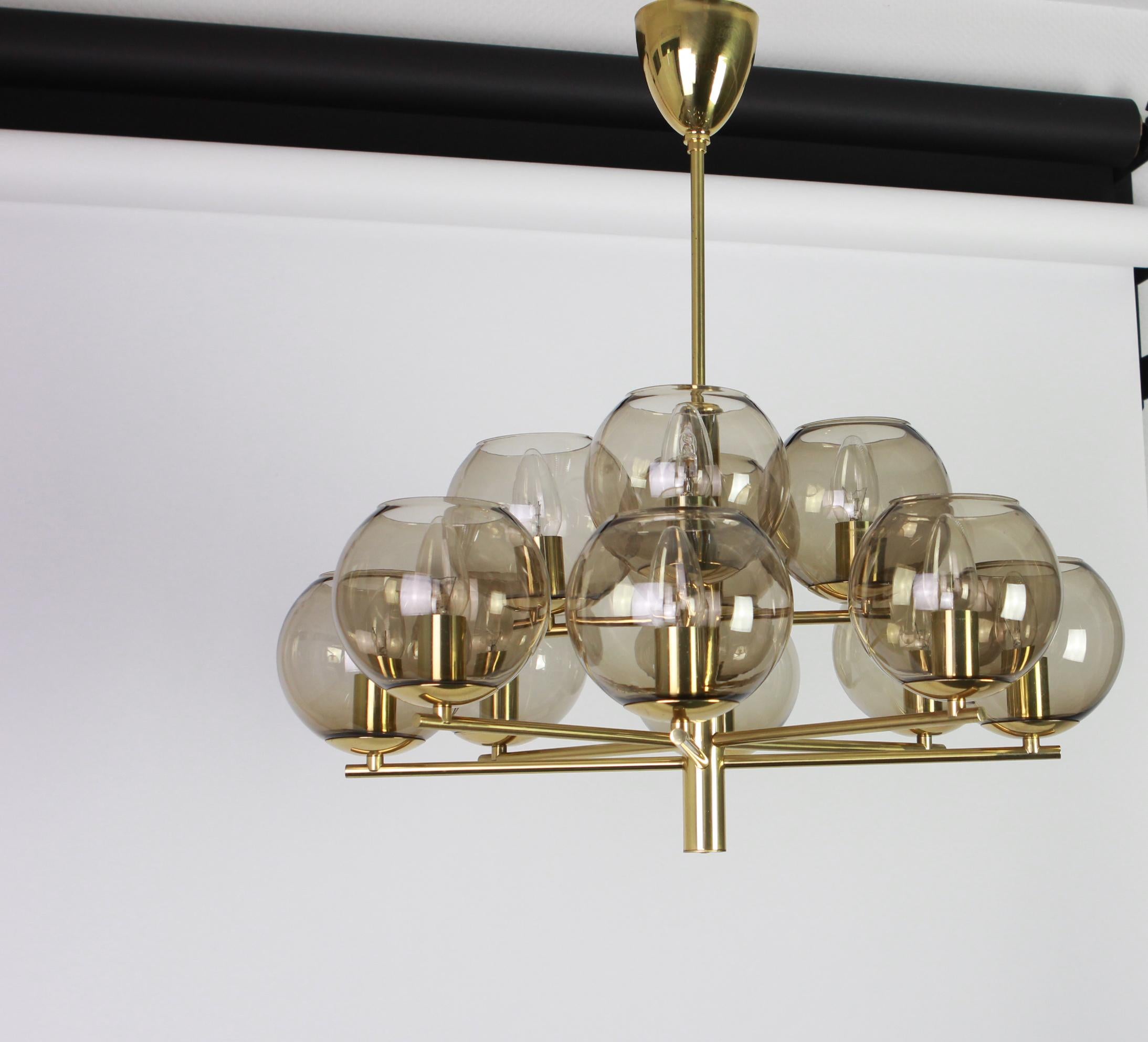 Twelve-light brass chandelier in the style of Sciolari
Smoked glass in a very beautiful smokey brown color on a brass frame, best of the 1960s.

High quality and in very good condition. Cleaned, well-wired and ready to use.
The fixture requires