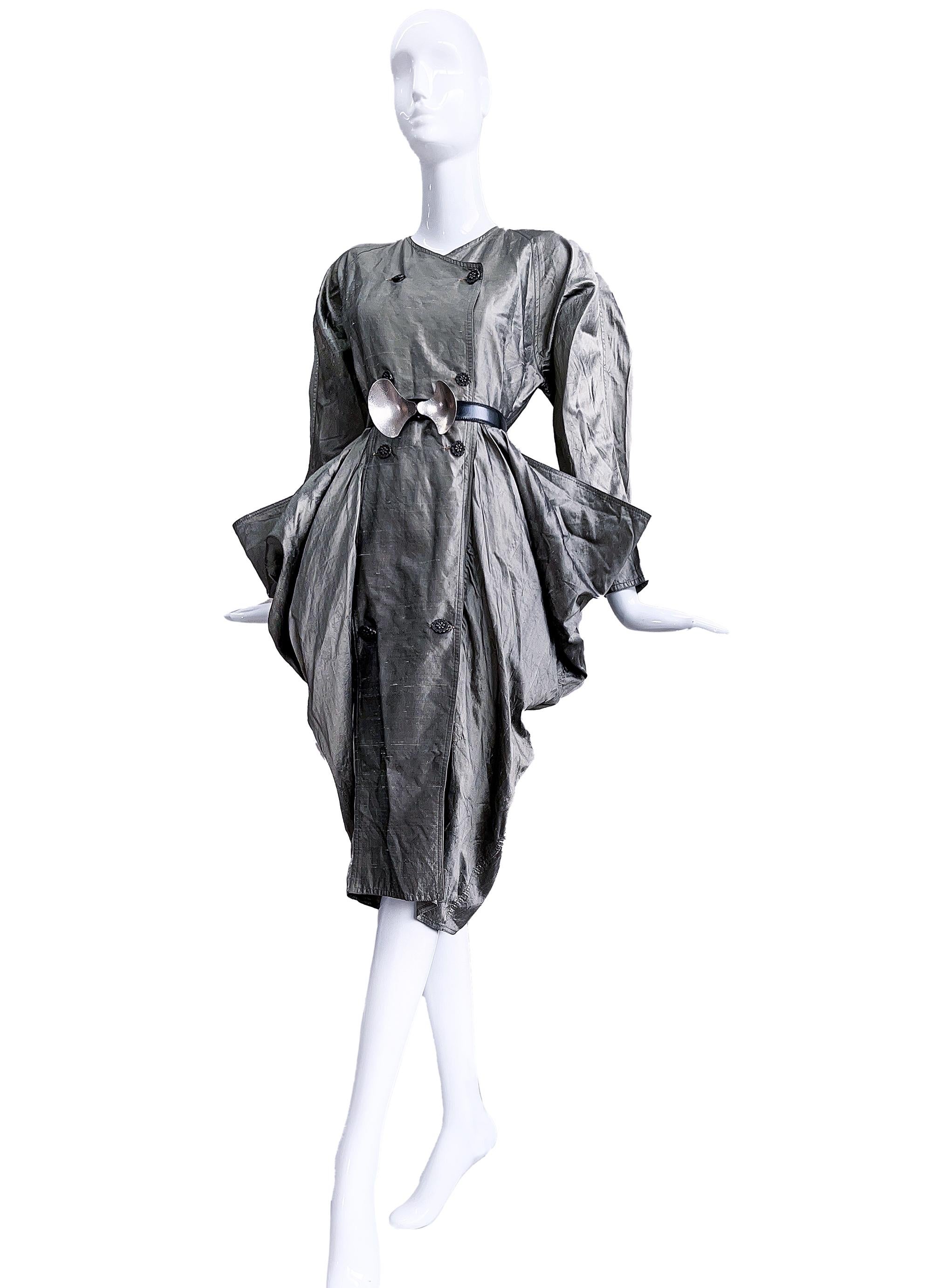 
Breathtaking Raw Silk dress with the most amazing sculptural shape!
One of a kind vintage Avant Garde dress made of luxurious silver raw silk. The sculptural fit and extraordinairy shape is breathtaking. Beautiful vintage Italian Designer piece.