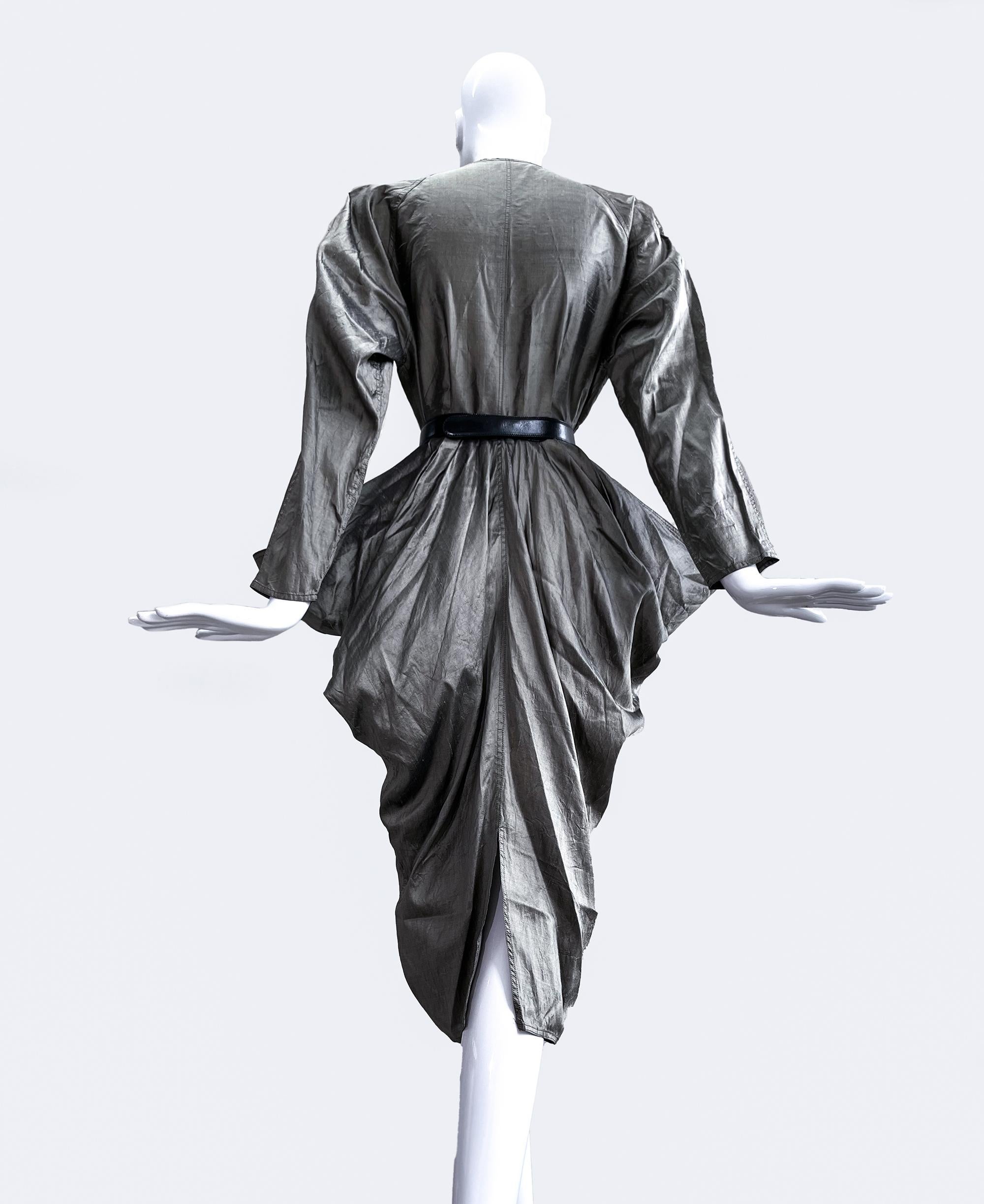 Atemberaubendes skulpturales Avantgarde-Kleid aus Silber und Seide im italienischen Design (Schwarz) im Angebot