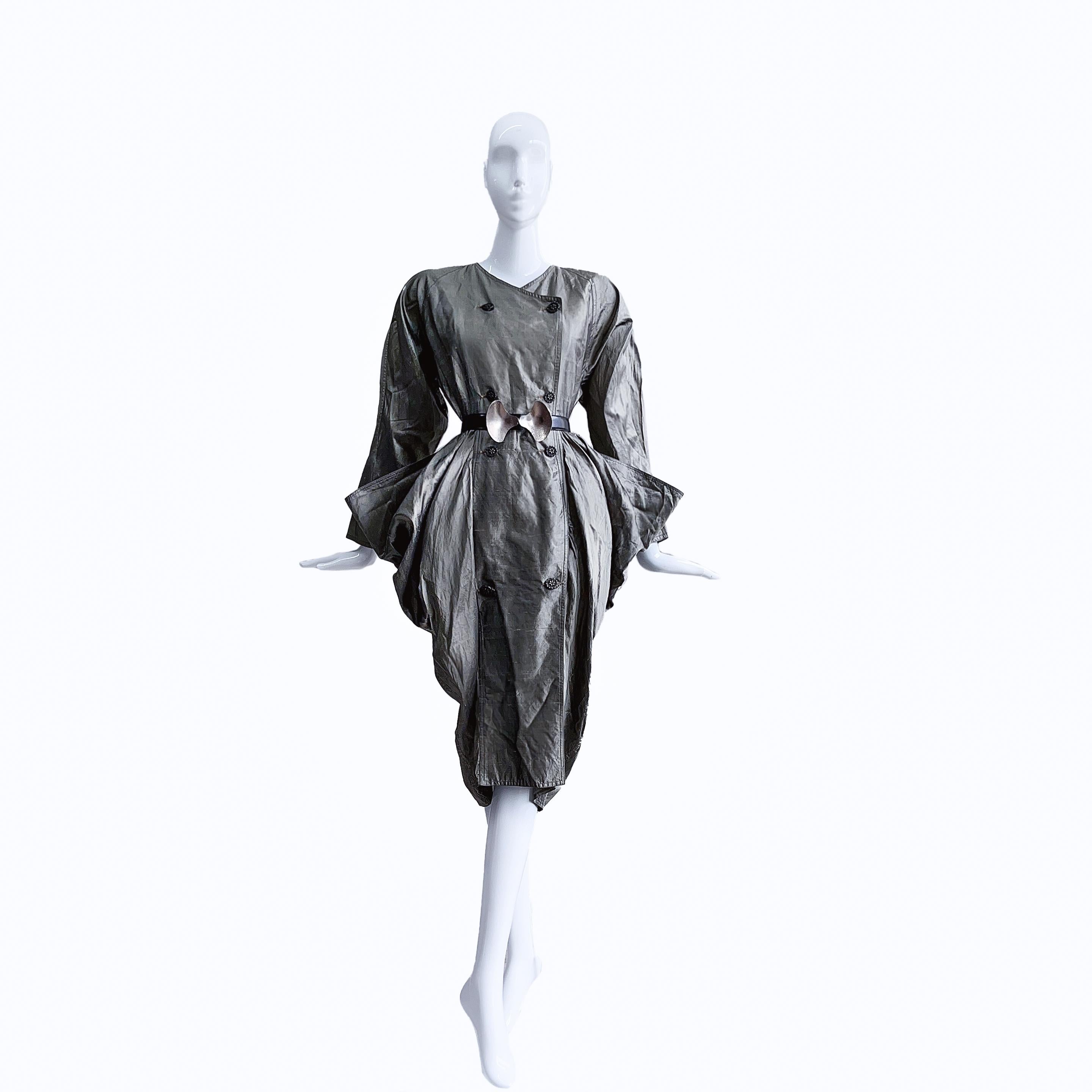 Atemberaubendes skulpturales Avantgarde-Kleid aus Silber und Seide im italienischen Design im Zustand „Gut“ im Angebot in Berlin, BE