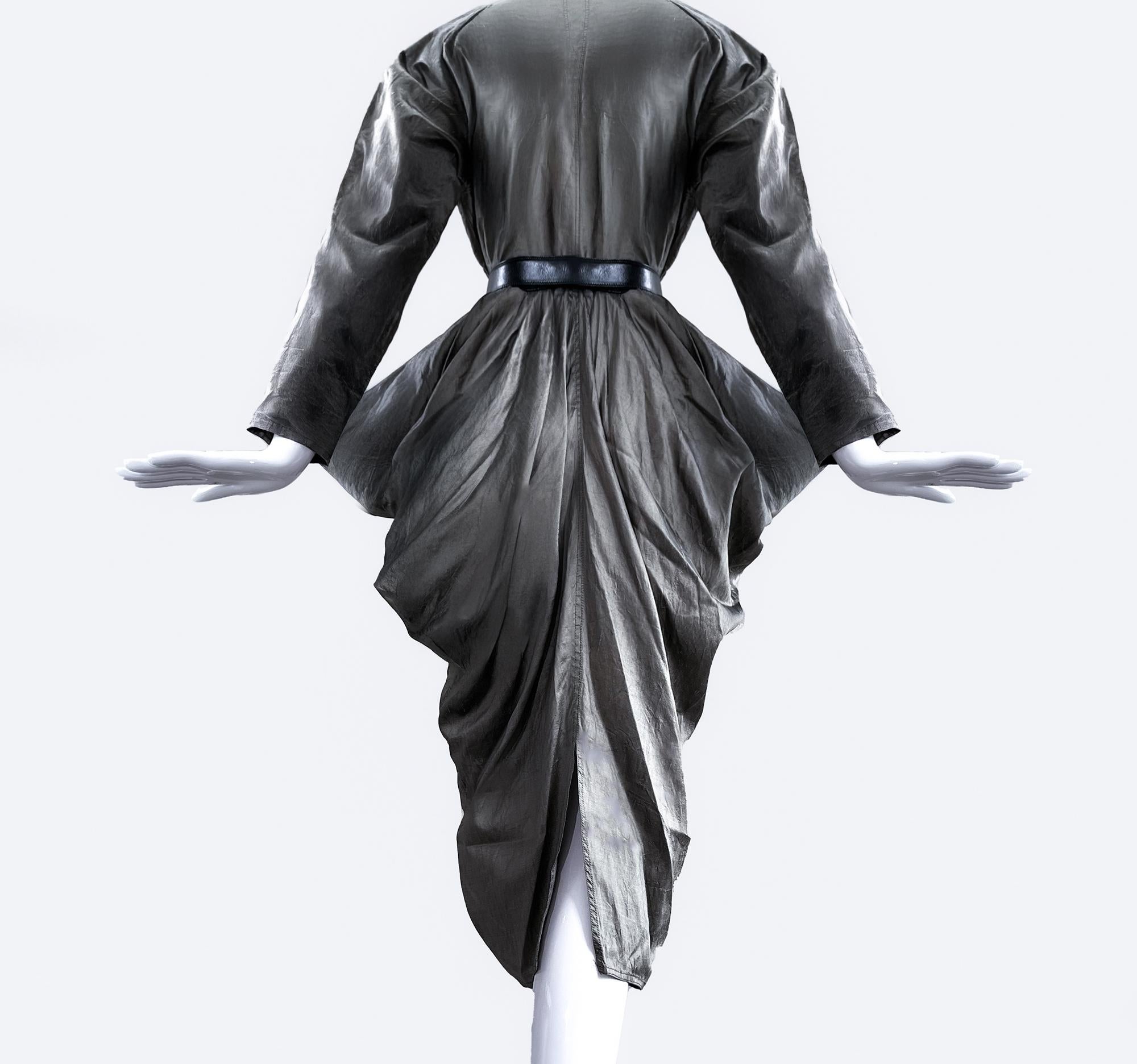 Stunning Sculptural Avant Garde Dress Silver Silk Italian Design In Good Condition In Berlin, BE