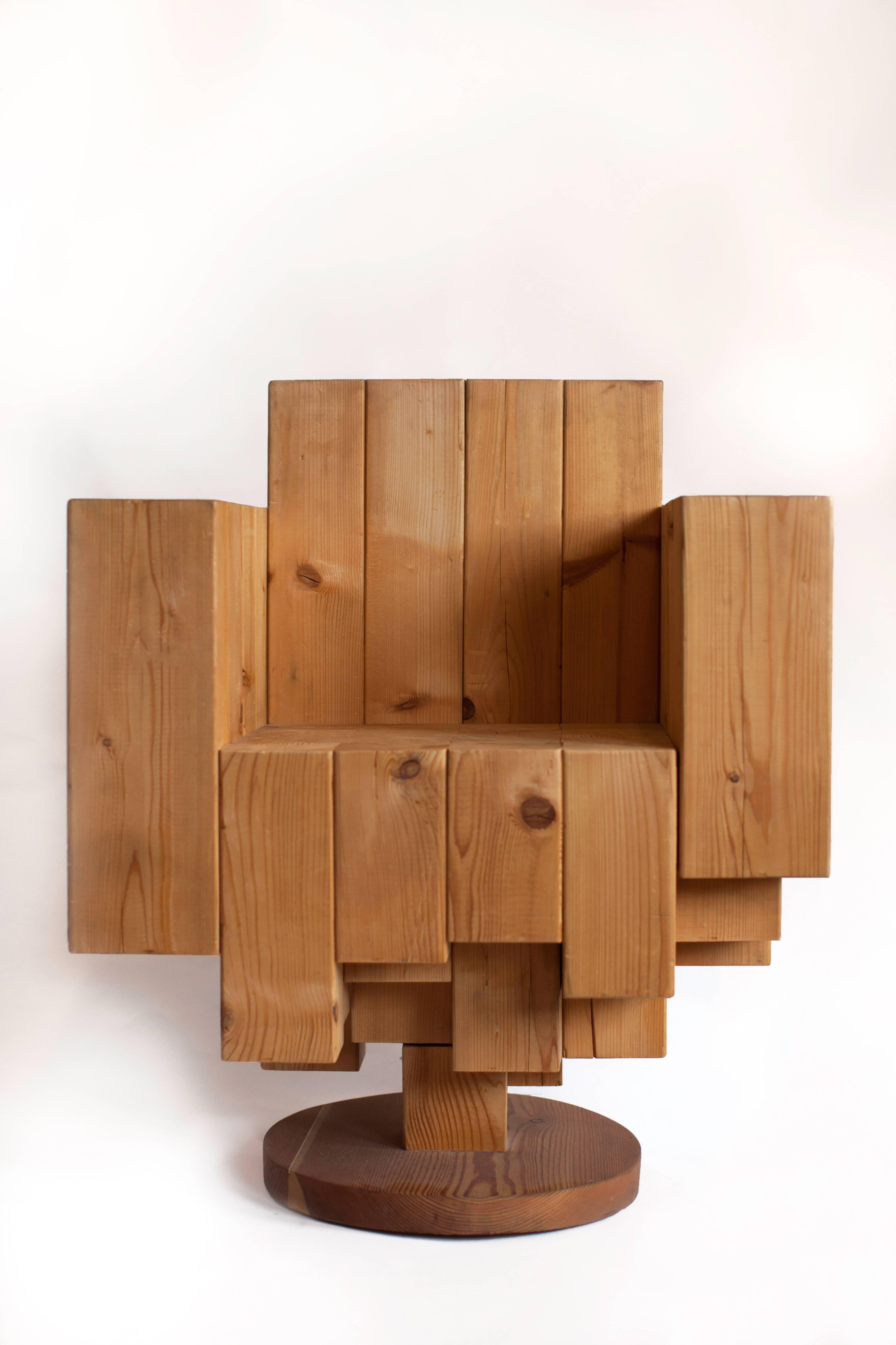 Giorgio Mariani (geb. 1966)

Ein schöner, skulpturaler, kubistischer Sessel aus massiven, asymmetrischen Kiefernblöcken mit kontrastierenden, kreisförmigen Holzmaserungen auf der Sitzfläche. Dieses atemberaubende und einzigartige Stück des