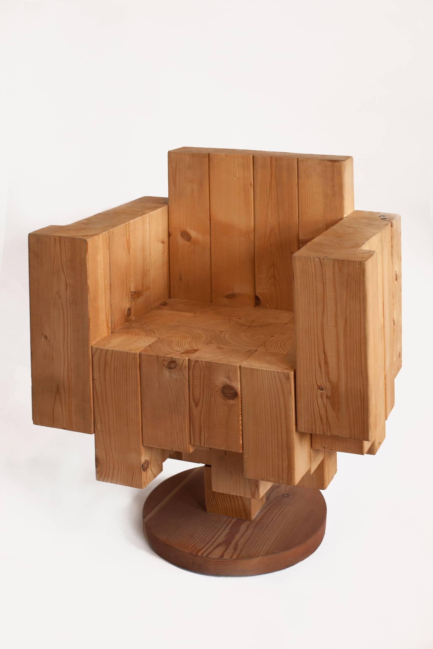 italien Fauteuil cubiste sculptural unique en son genre en pin de Giorgio Mariani, Italie 2005 en vente