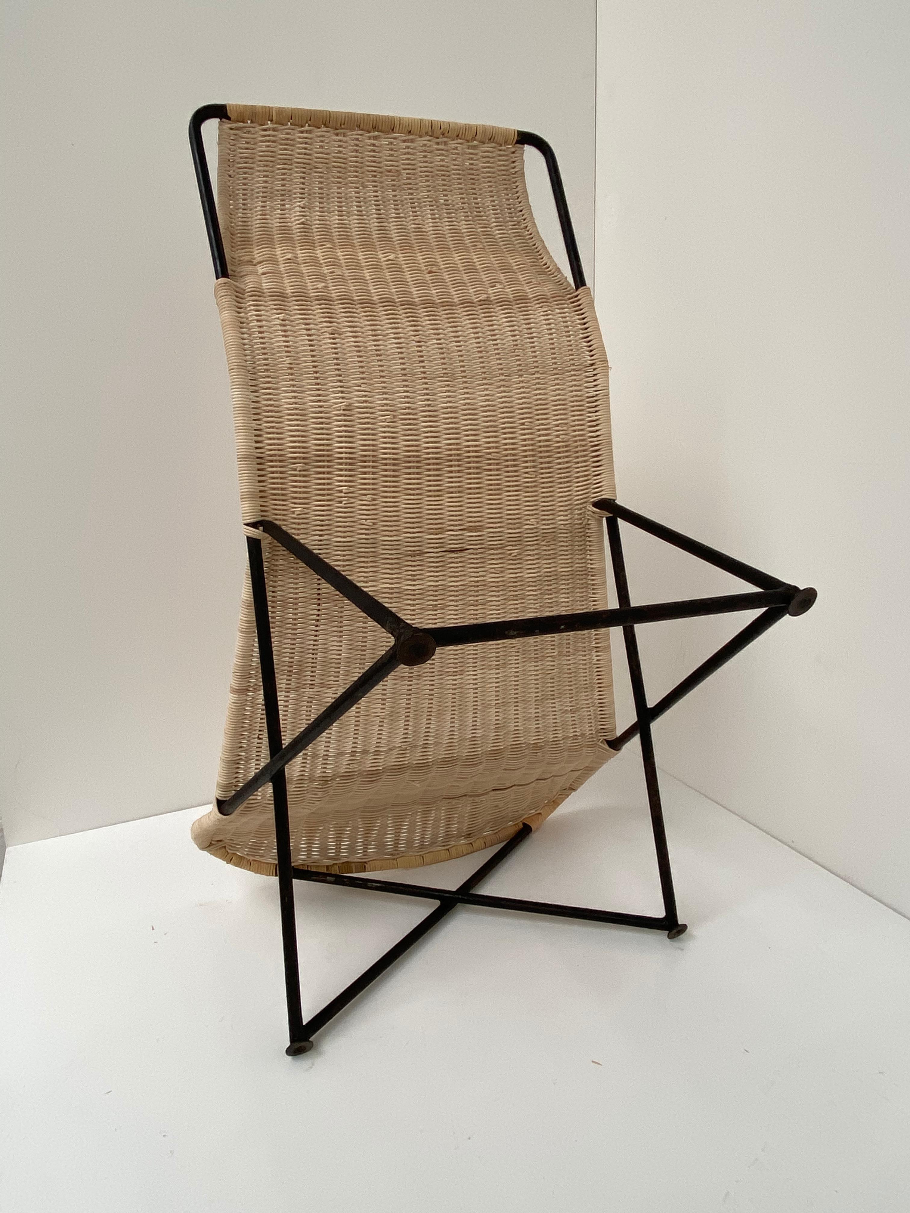 Superbe chaise en osier de forme sculpturale attribuée à Raoul Guys, France, années 1950 en vente 3