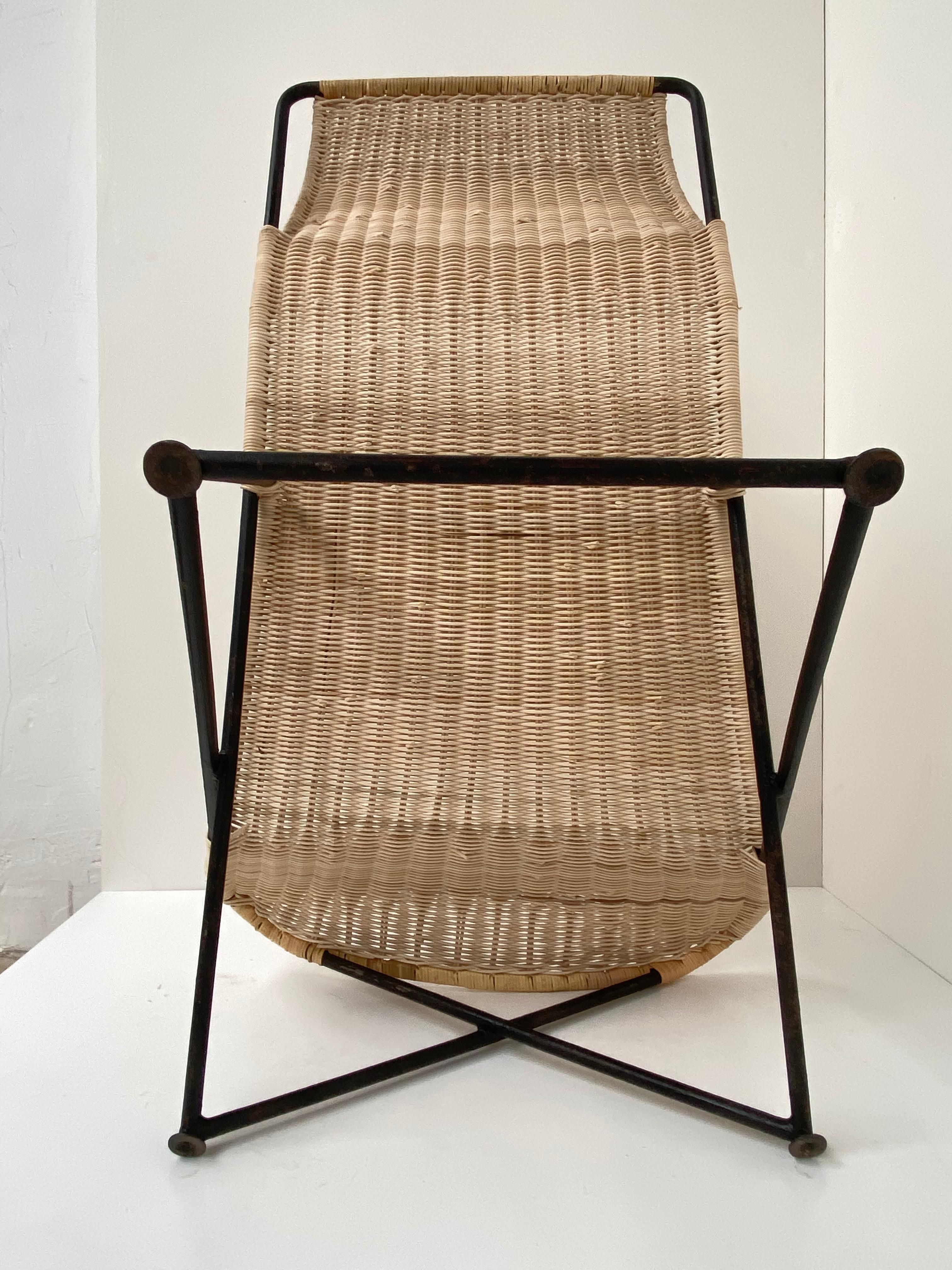 Stunning Sculptural Form Wicker Chaise Attributed to Raoul Guys, France, 1950's For Sale 4