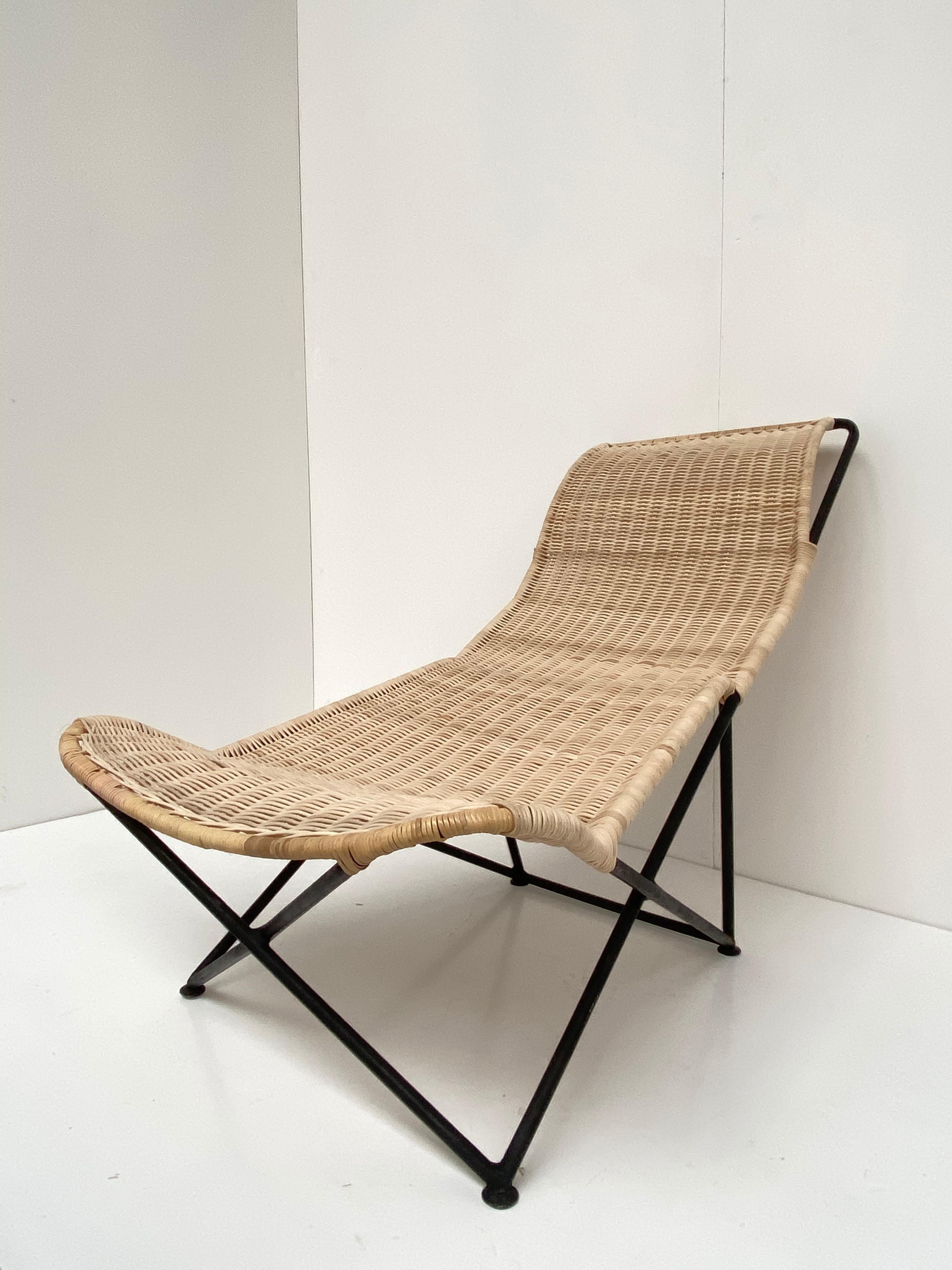 Mid-Century Modern Stunning Sculptural Form Wicker Chaise Attributed to Raoul Guys, France, 1950's For Sale