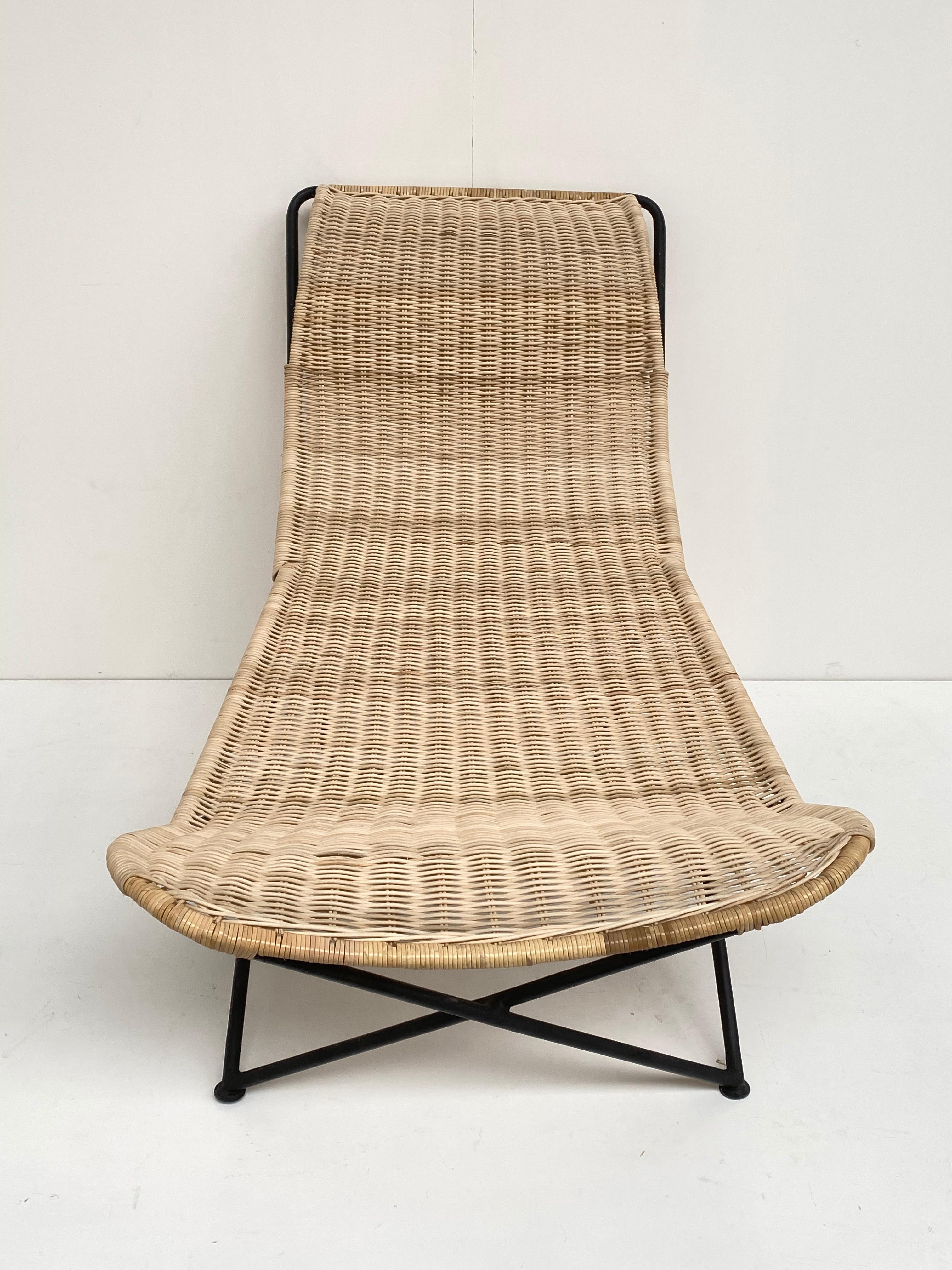 Stunning Sculptural Form Wicker Chaise Attributed to Raoul Guys, France, 1950's In Good Condition For Sale In bergen op zoom, NL
