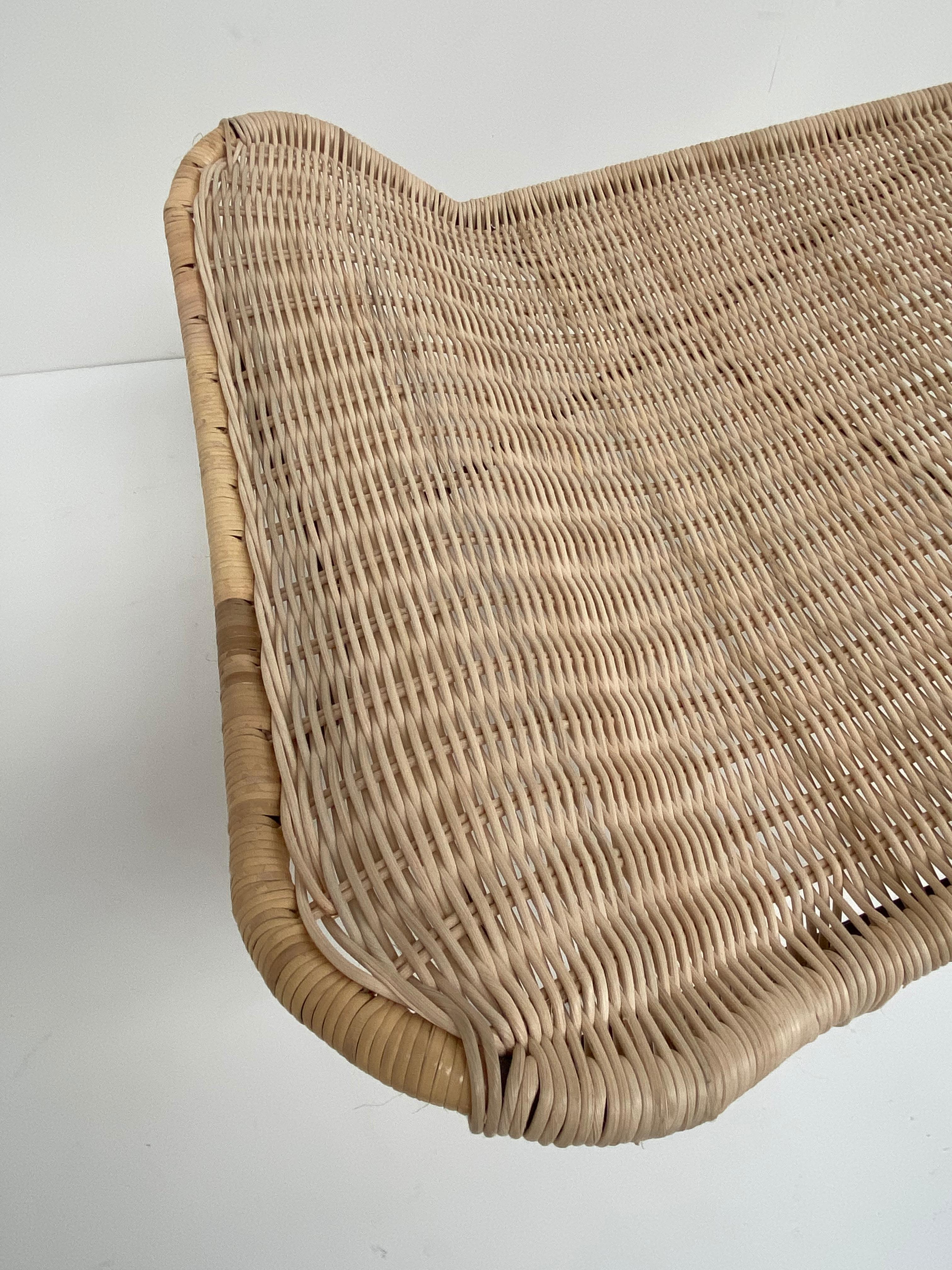 Stunning Sculptural Form Wicker Chaise Attributed to Raoul Guys, France, 1950's For Sale 1