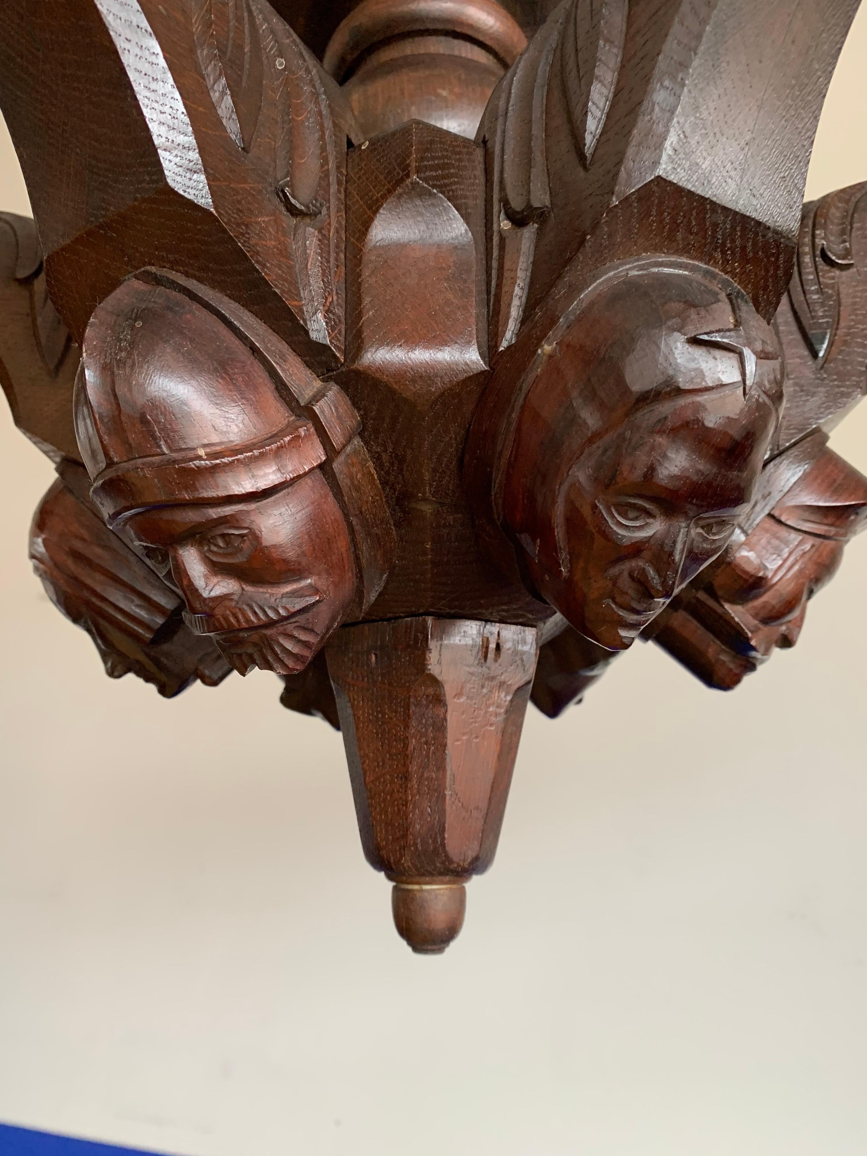 Superbe et sculptural, grand lustre de style médiéval en bois avec sculptures de masques en vente 3