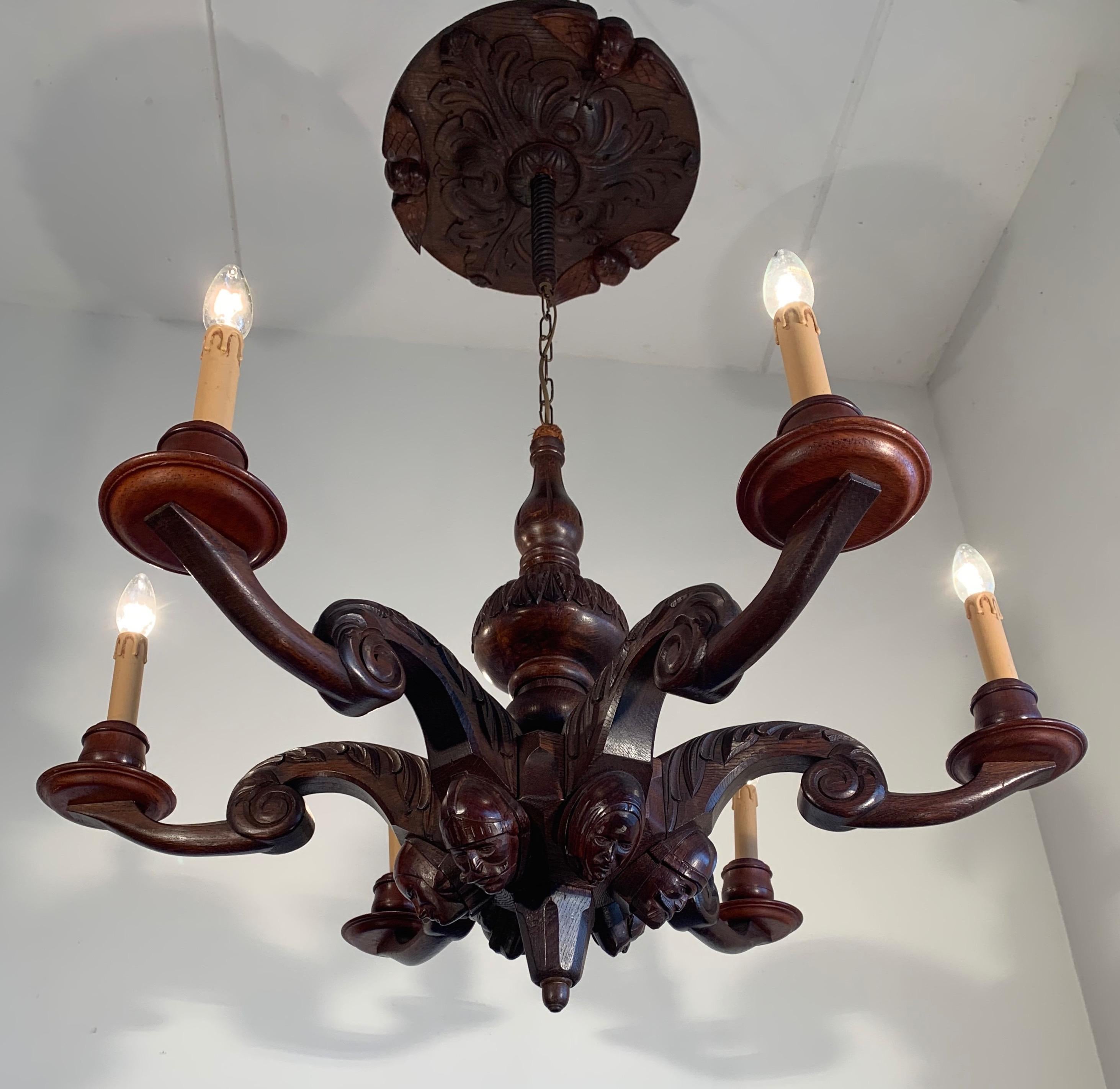 Néo-gothique Superbe et sculptural, grand lustre de style médiéval en bois avec sculptures de masques en vente