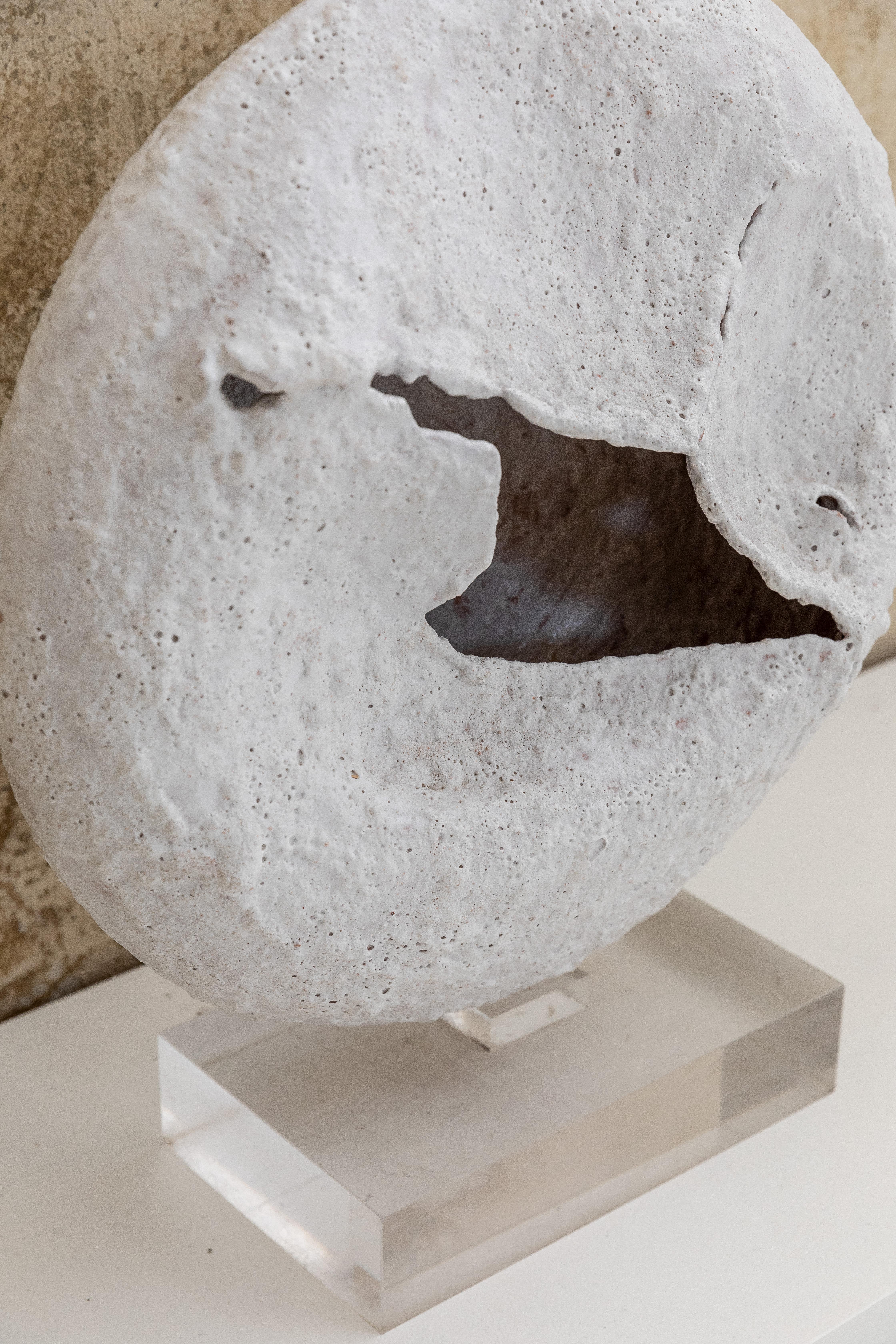 Scultura surreale e astratta in ceramica firmata da Emilia Palomba.
Montato su una base in lucite.