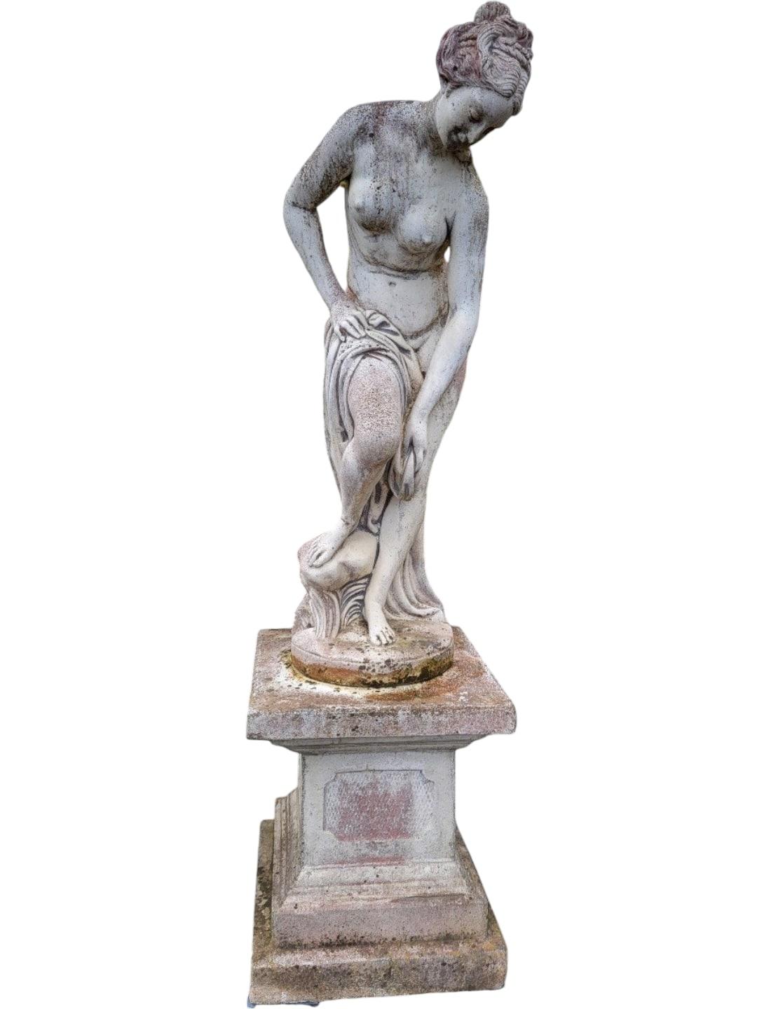 Superbe sculpture de Vénus se baignant 176 en vente 7