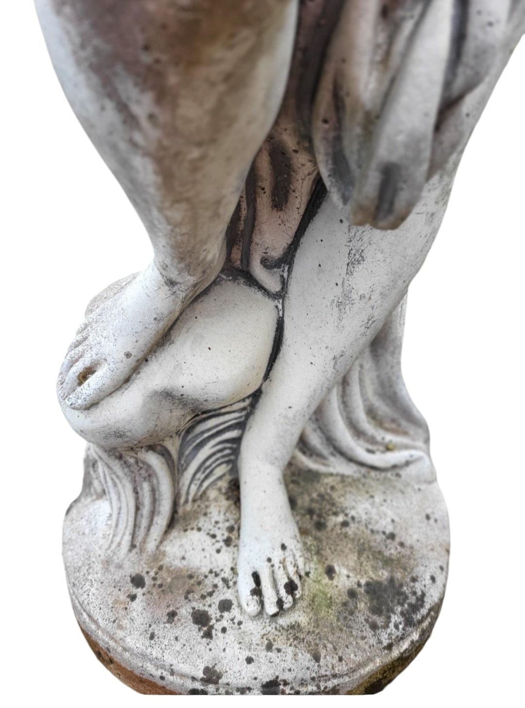 Élevez votre espace avec cette magnifique sculpture de Vénus se baignant, réalisée en pierre reconstituée. Cette pièce grandiose capture la beauté et la grâce intemporelles de Vénus, la déesse romaine de l'amour et de la beauté, dans un moment