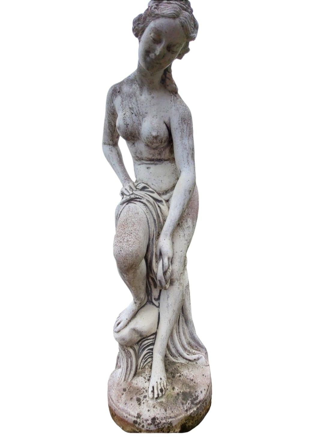Pierre Superbe sculpture de Vénus se baignant 176 en vente