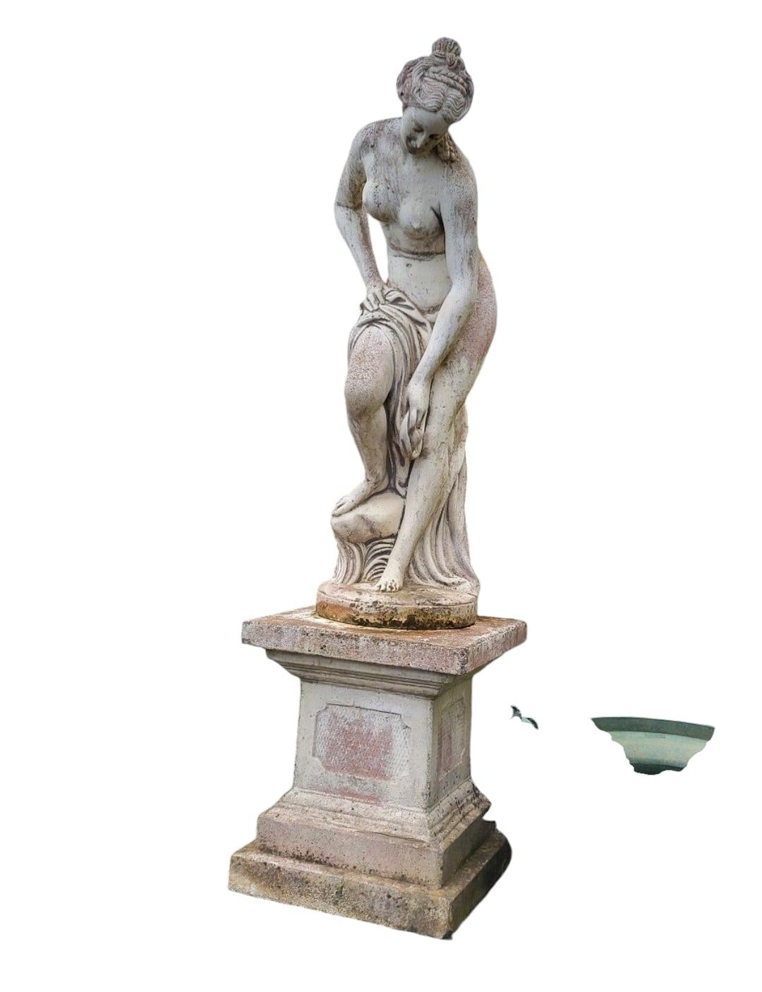 Superbe sculpture de Vénus se baignant 176 en vente 2