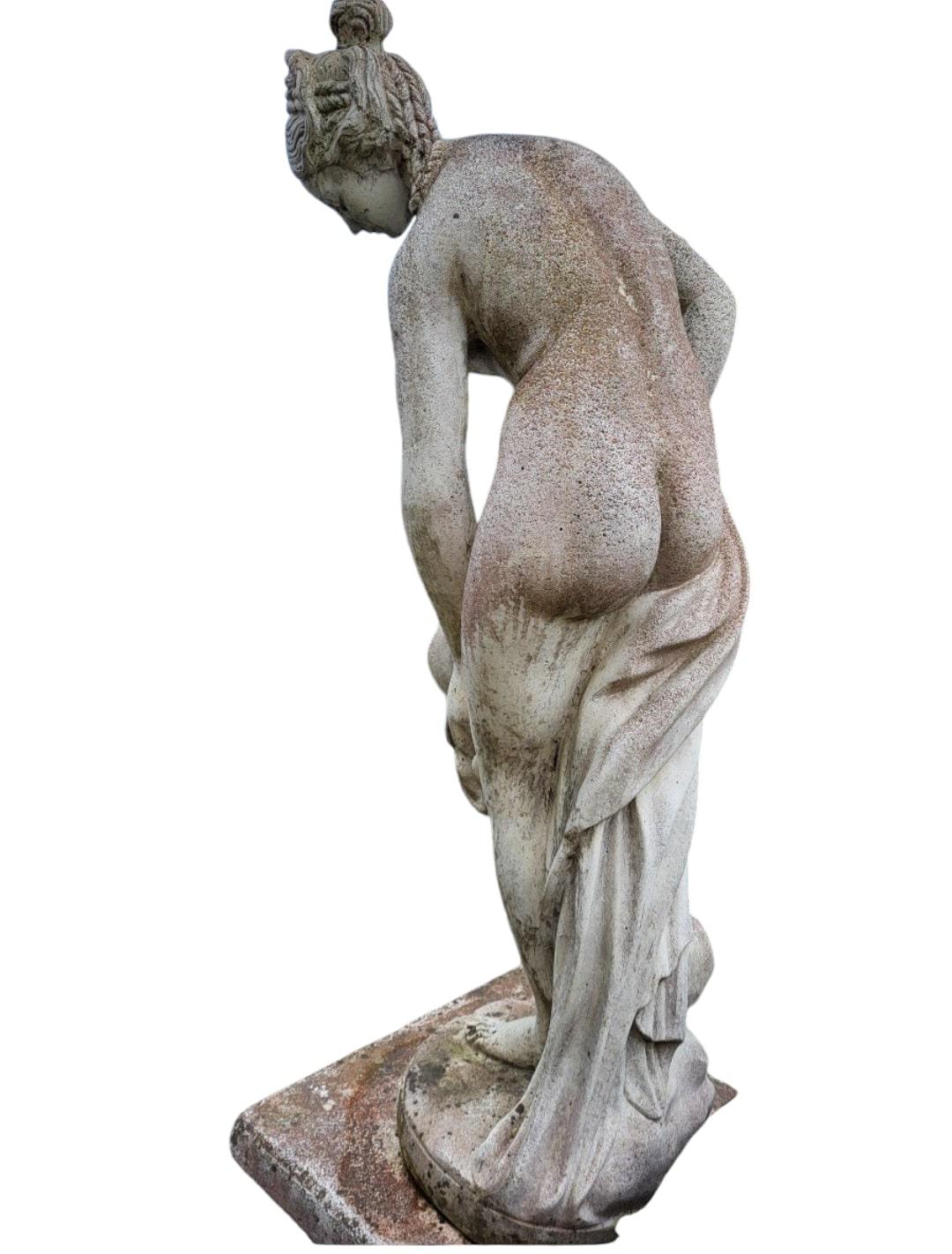 Superbe sculpture de Vénus se baignant 176 en vente 3