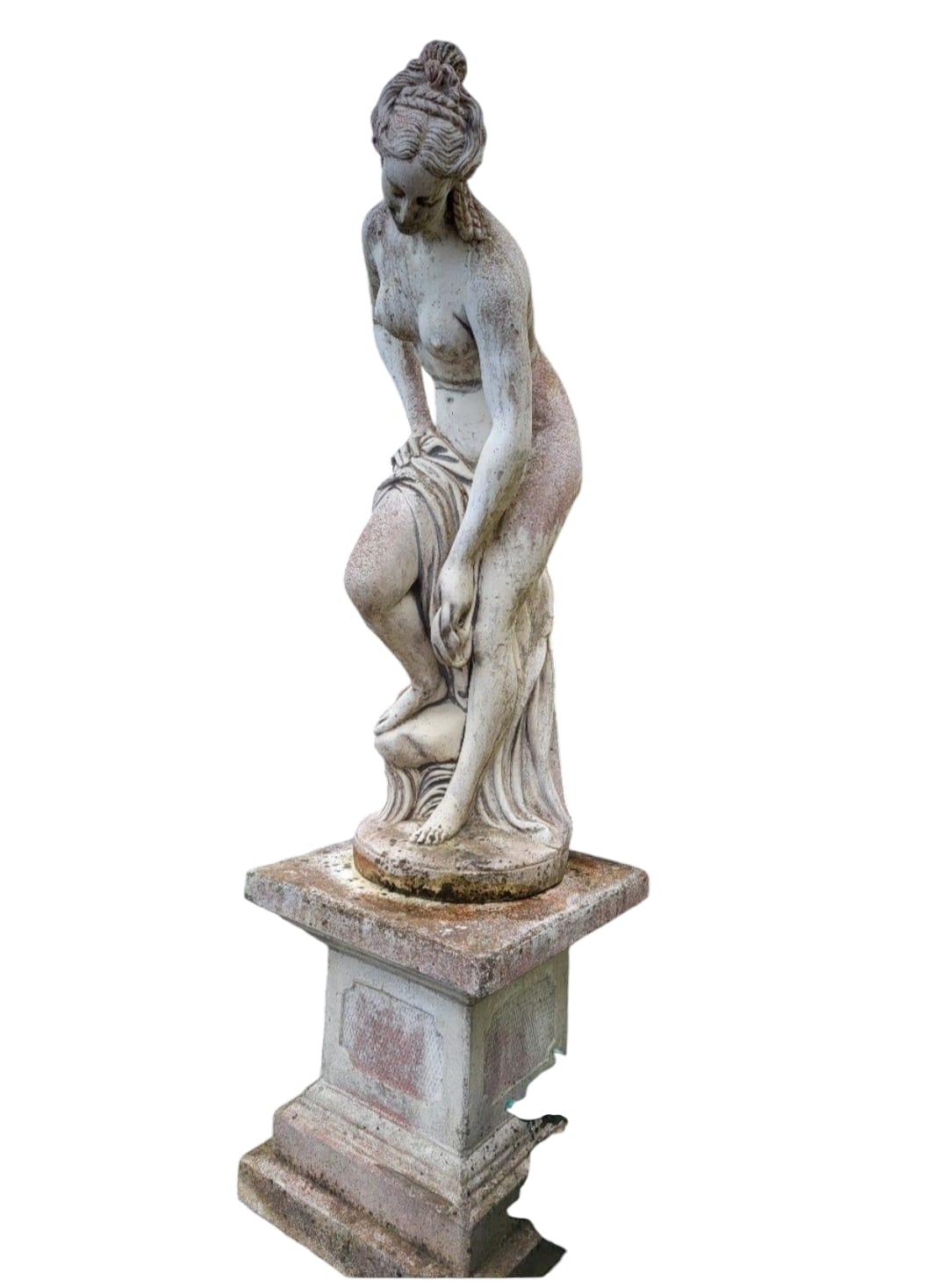 Superbe sculpture de Vénus se baignant 176 en vente 4