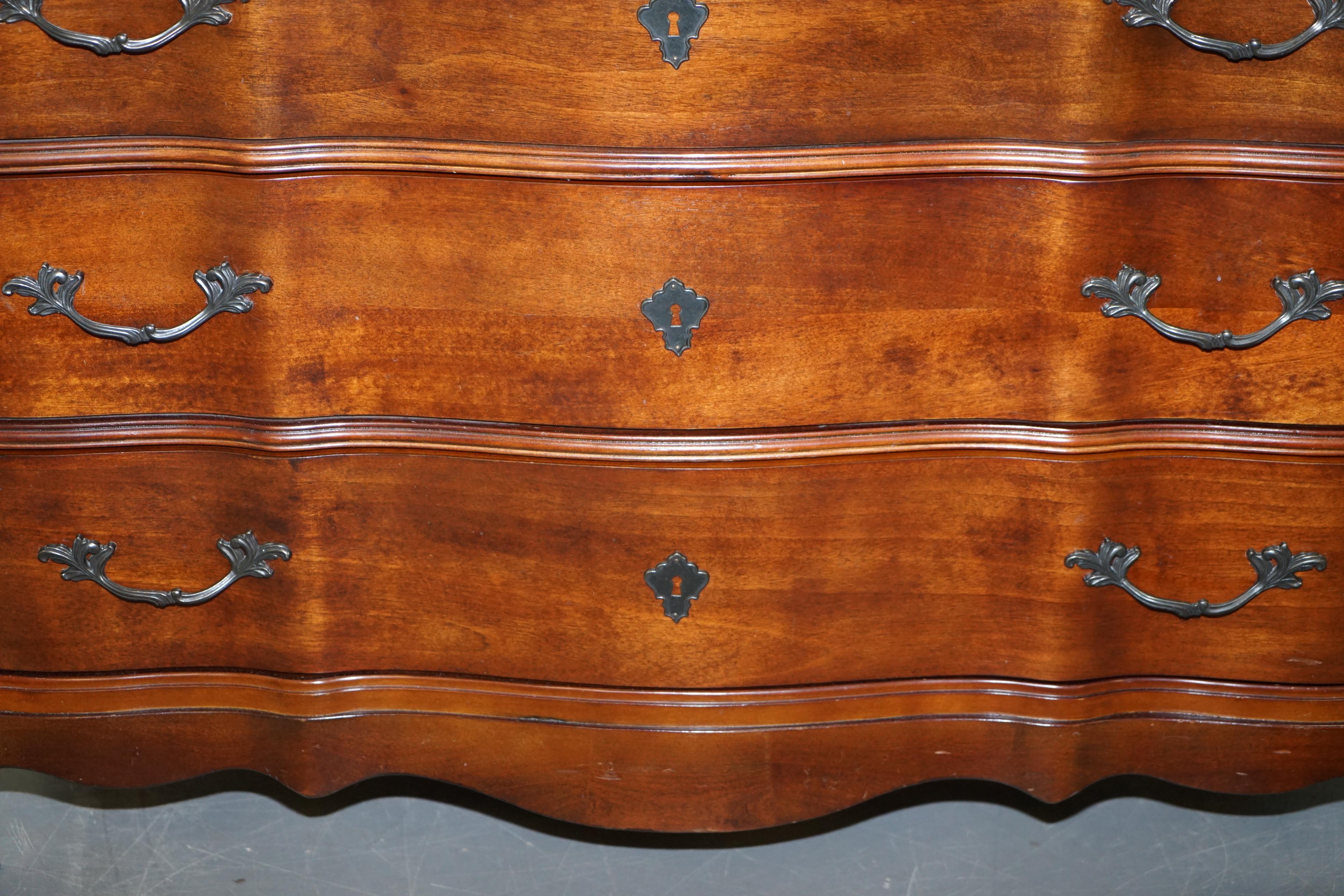 Stunning Serpentine Fronted Ralph Lauren American Hardwood Chest of Drawers For Sale 5