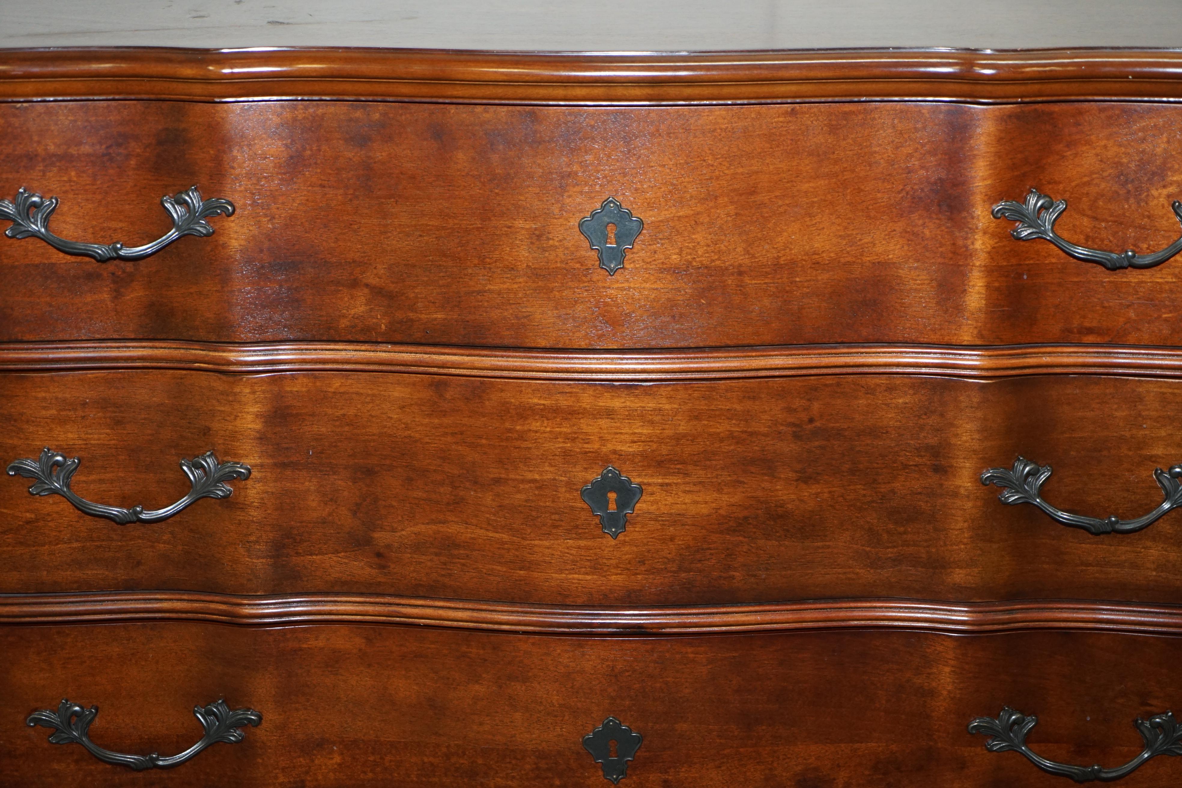 Stunning Serpentine Fronted Ralph Lauren American Hardwood Chest of Drawers For Sale 6