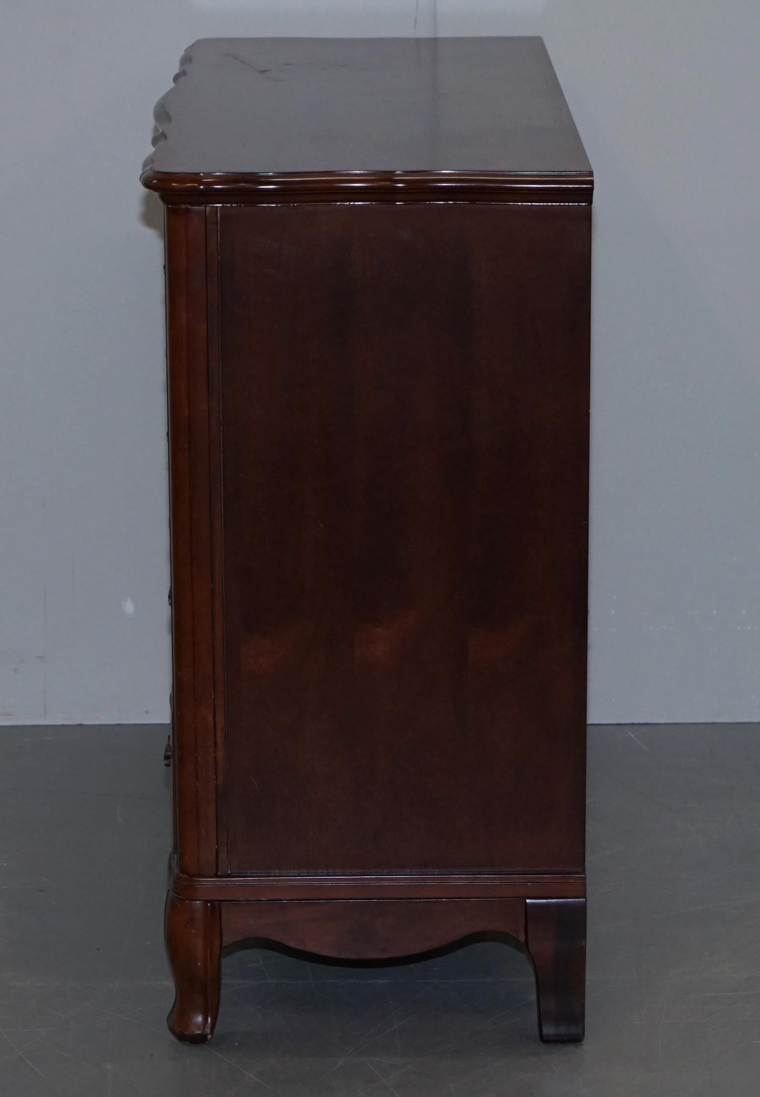 Stunning Serpentine Fronted Ralph Lauren American Hardwood Chest of Drawers For Sale 12