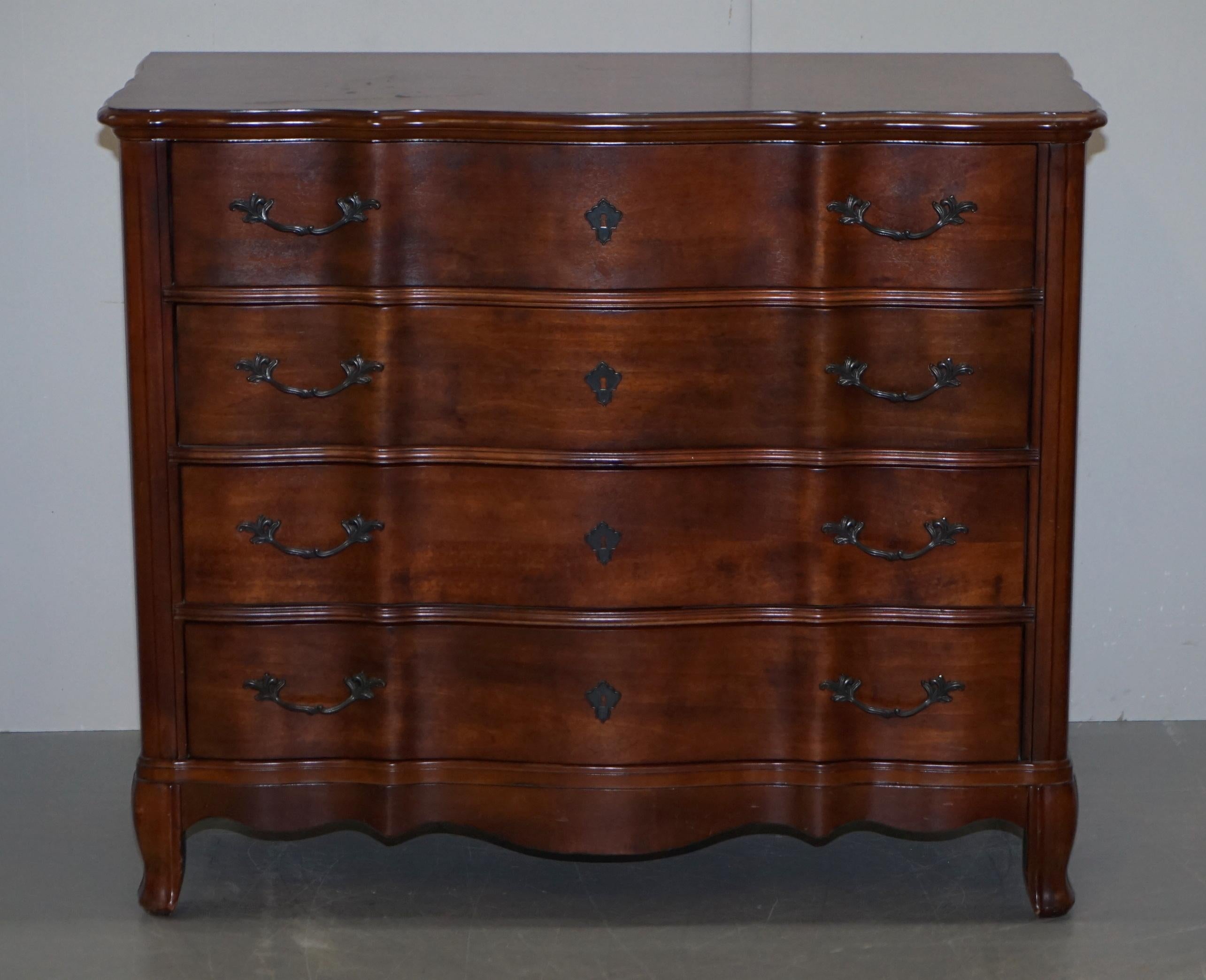 We are delighted to offer for sale this lovely Ralph Lauren American Mahogany serpentine fronted chest of drawers

A good looking and well made piece, the curves to the front really set it off nicely, the handles are Georgian style and nice and