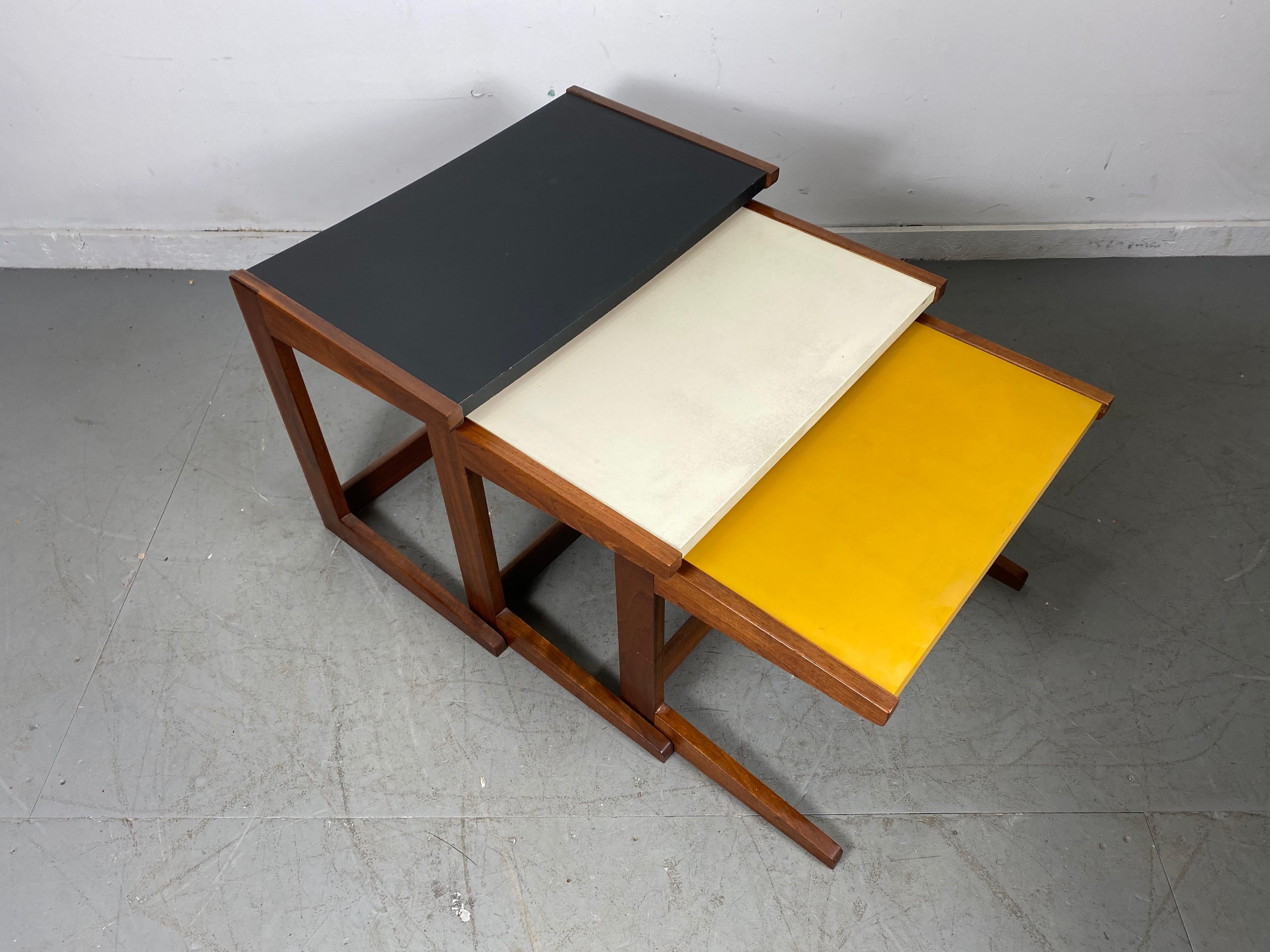 Mid-Century Modern Superbe ensemble de 3 tables gigognes à la manière de Jens Risom en vente