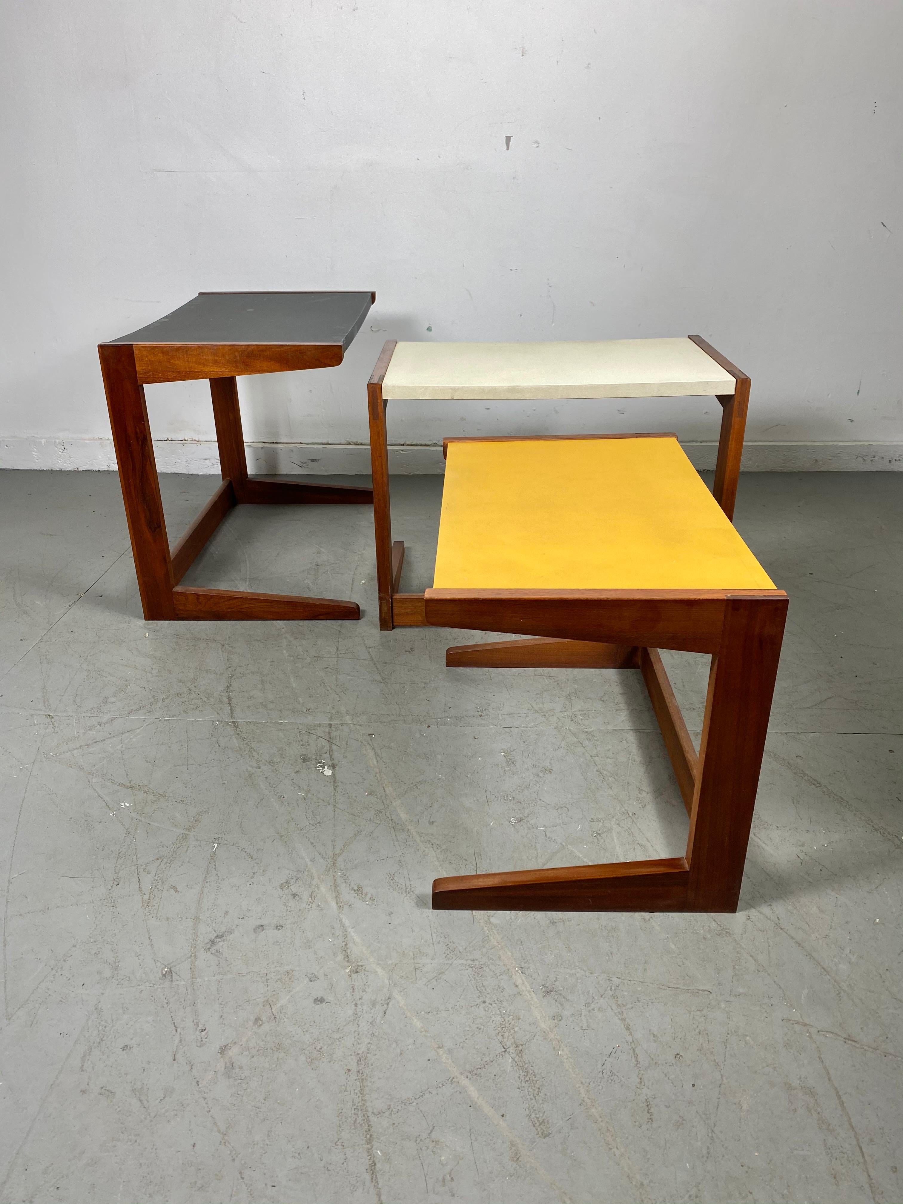 Milieu du XXe siècle Superbe ensemble de 3 tables gigognes à la manière de Jens Risom en vente