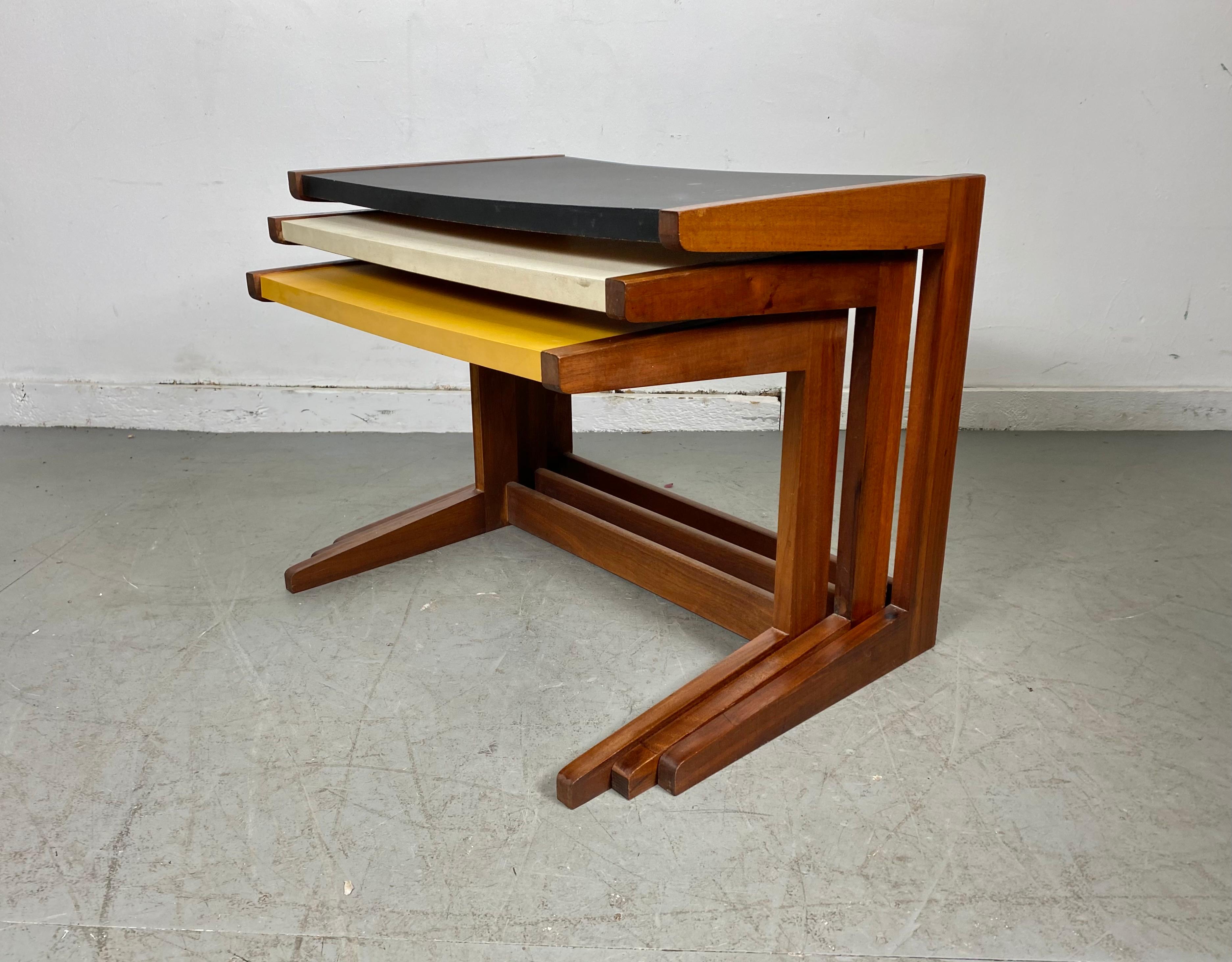 Stratifié Superbe ensemble de 3 tables gigognes à la manière de Jens Risom en vente