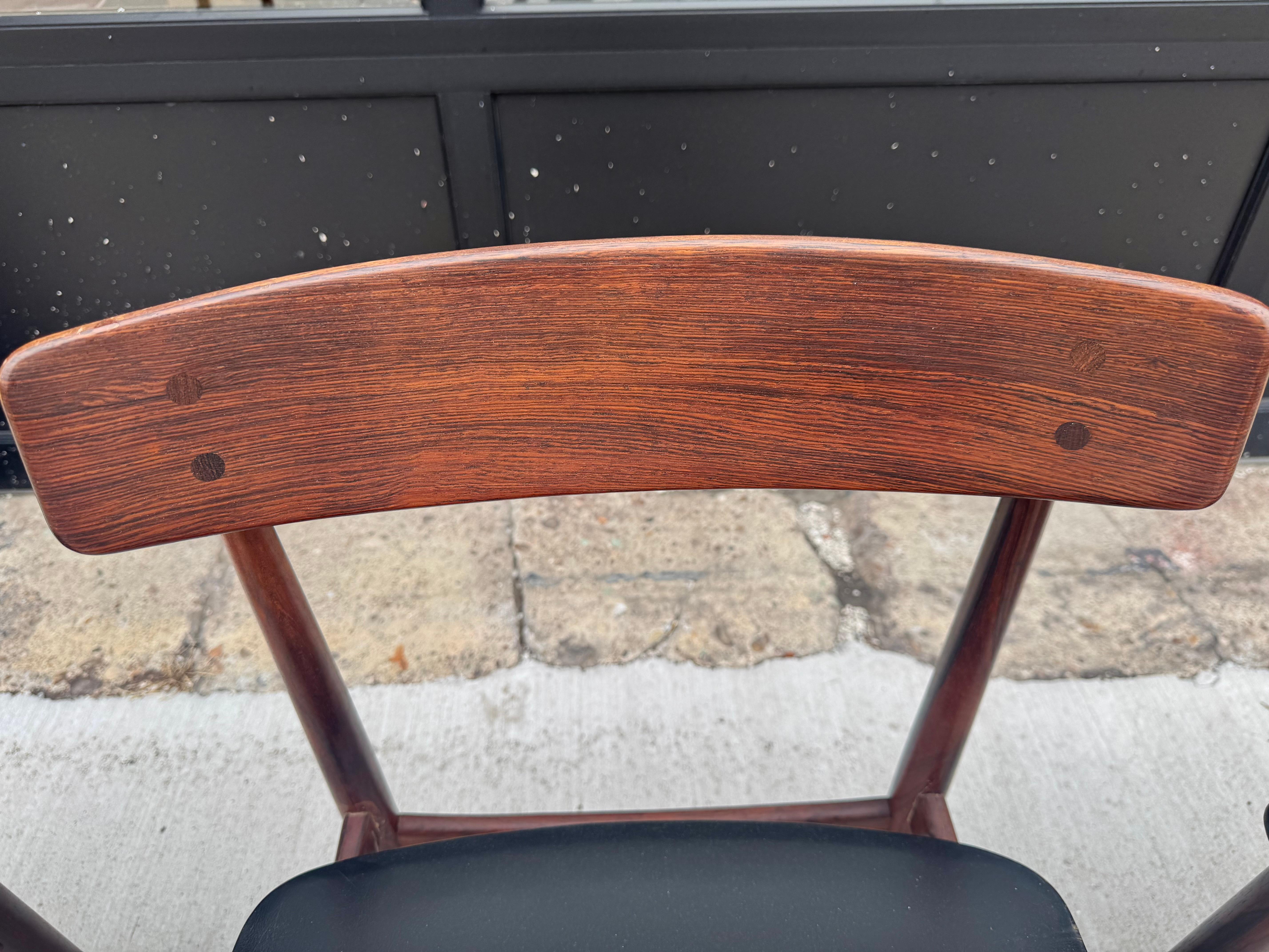 Atemberaubendes Set (4) dänische mODERNIST Esszimmerstühle aus Rosenholz, 1950er Jahre/ Frederik Kayser im Angebot 3