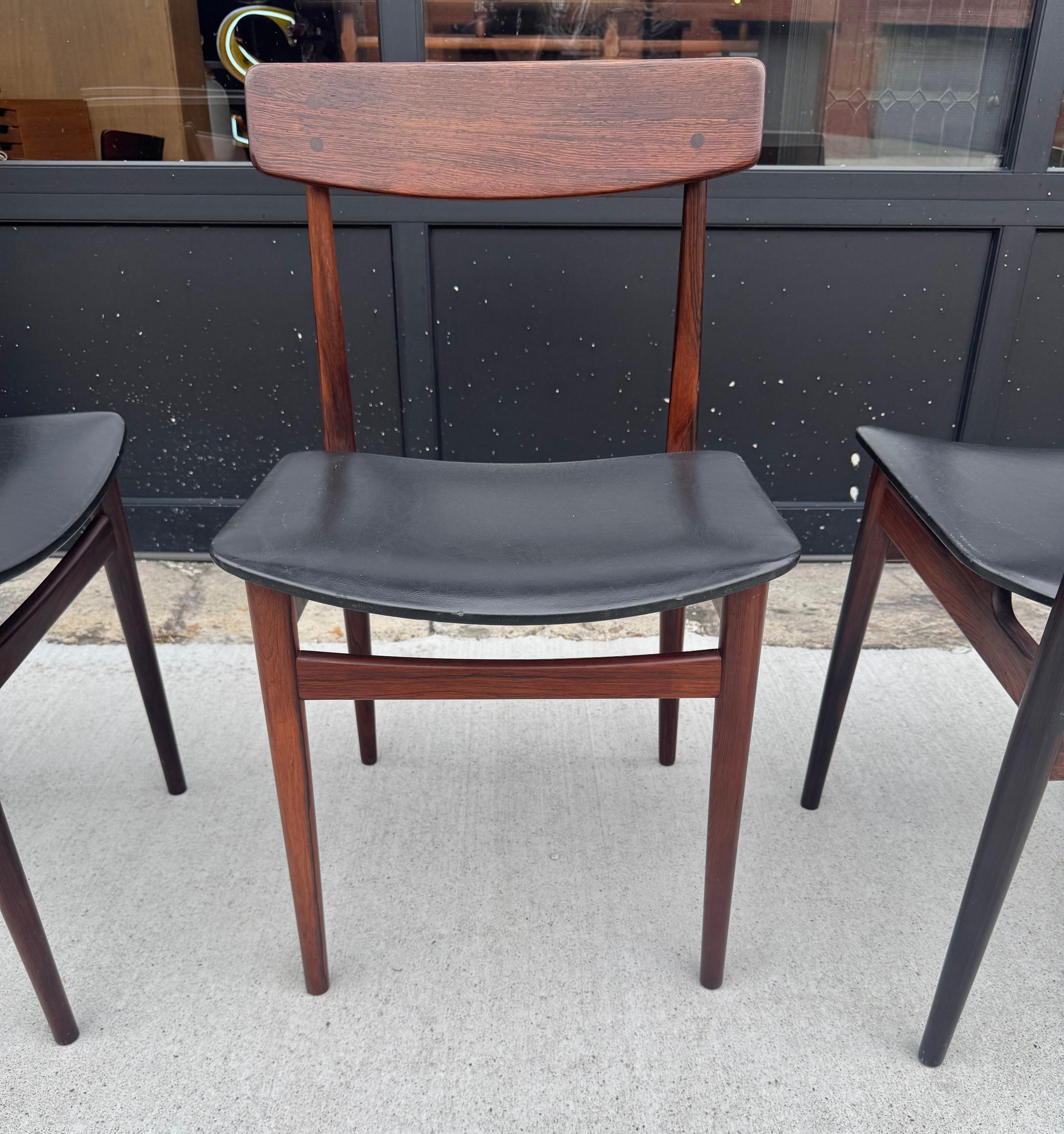 Atemberaubendes Set (4) dänische mODERNIST Esszimmerstühle aus Rosenholz, 1950er Jahre/ Frederik Kayser im Angebot 4