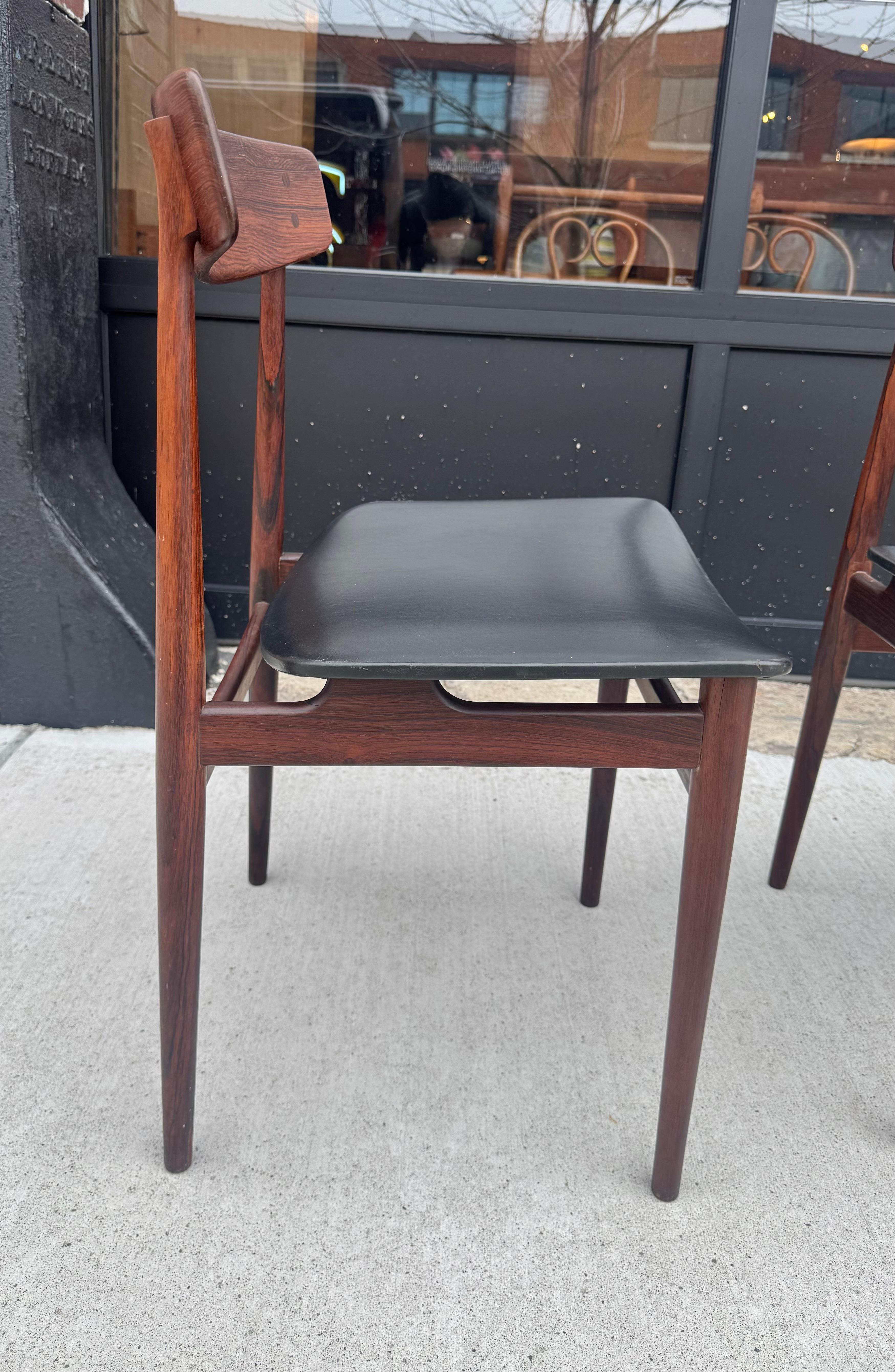 Atemberaubendes Set (4) dänische mODERNIST Esszimmerstühle aus Rosenholz, 1950er Jahre/ Frederik Kayser im Zustand „Gut“ im Angebot in Buffalo, NY