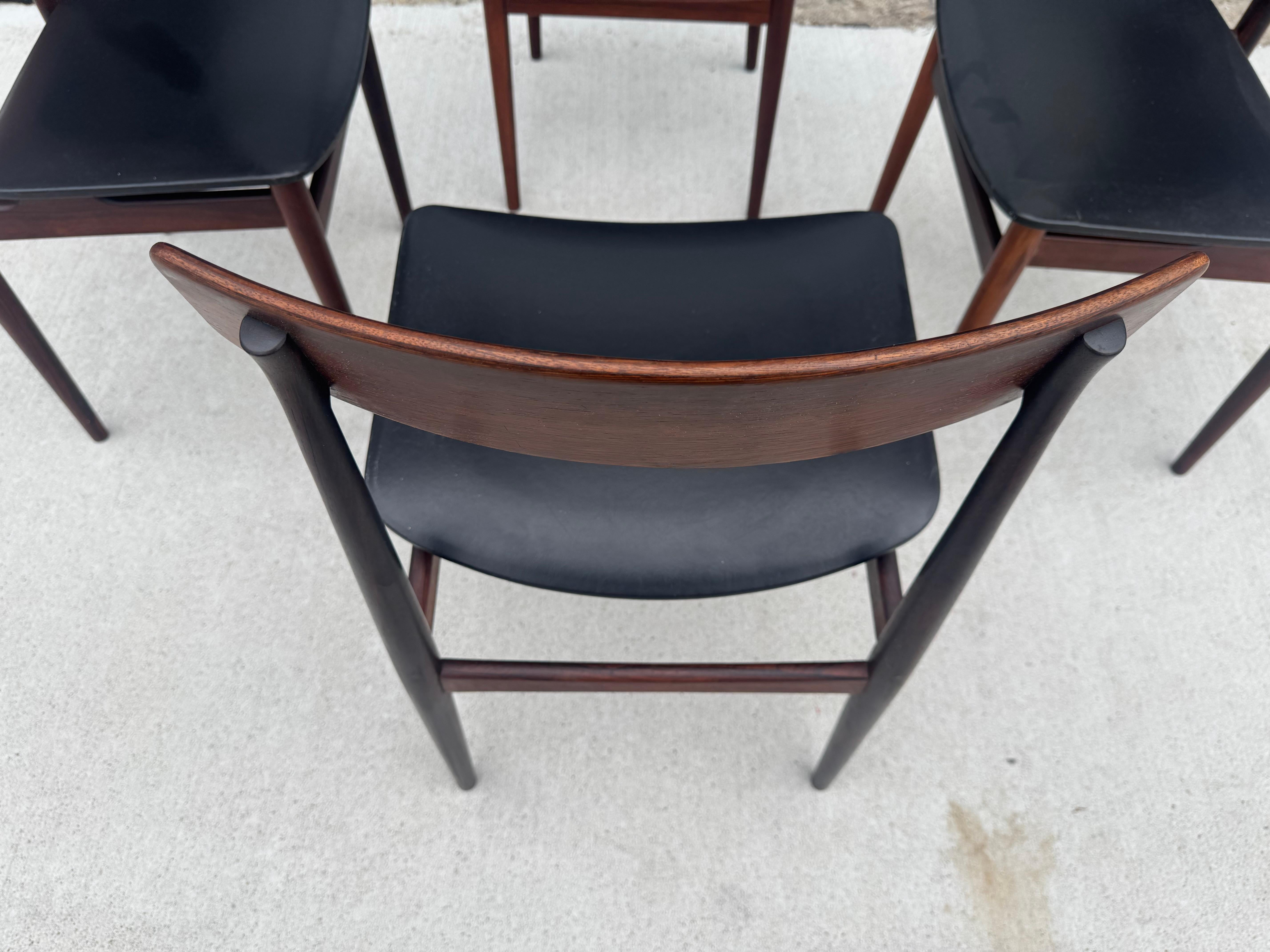 Atemberaubendes Set (4) dänische mODERNIST Esszimmerstühle aus Rosenholz, 1950er Jahre/ Frederik Kayser (Leder) im Angebot