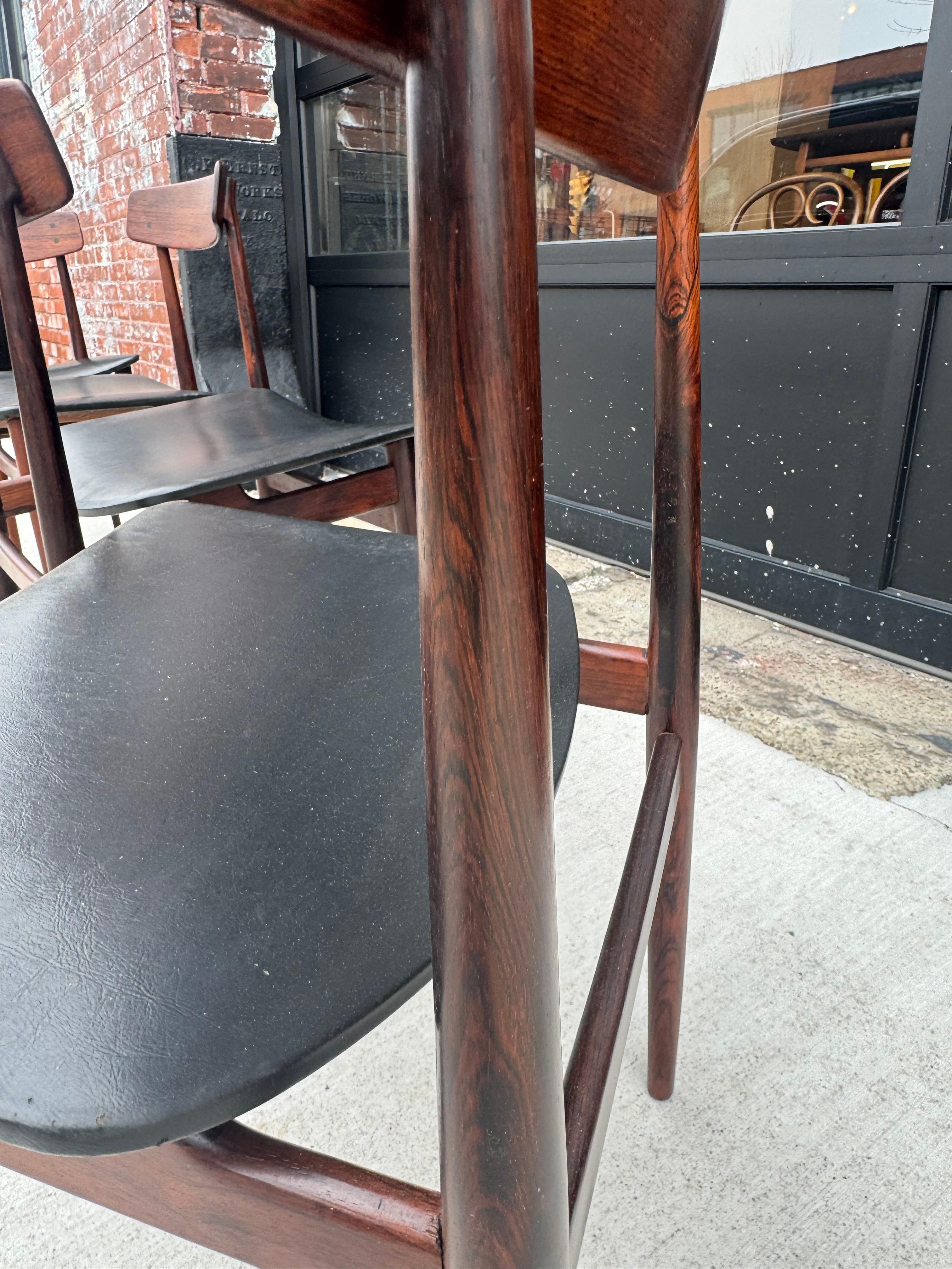 Atemberaubendes Set (4) dänische mODERNIST Esszimmerstühle aus Rosenholz, 1950er Jahre/ Frederik Kayser im Angebot 2