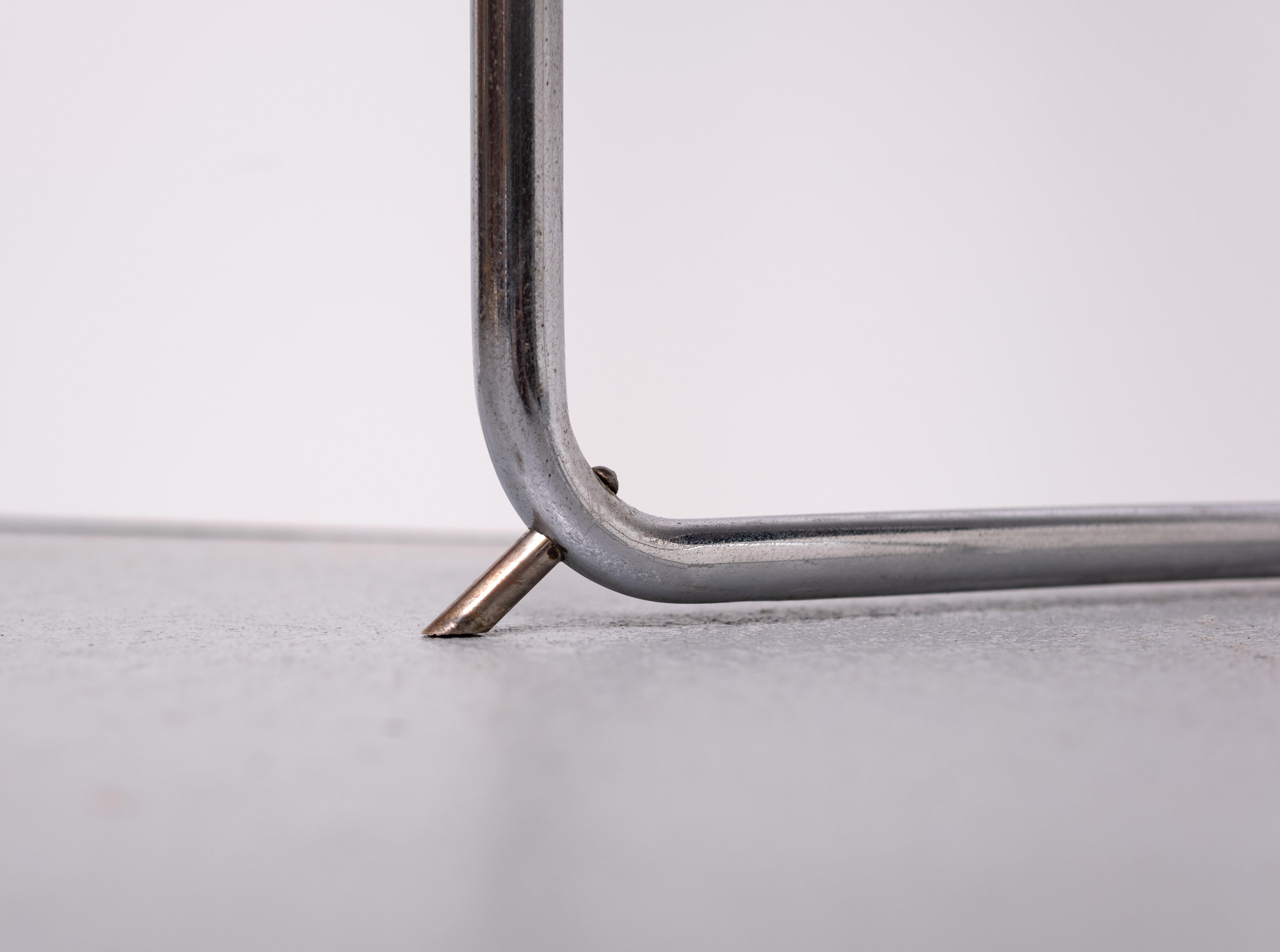 superbe ensemble de tables Bauhaus en forme de croissant.  1930s  attribuer  Thonet en vente 4