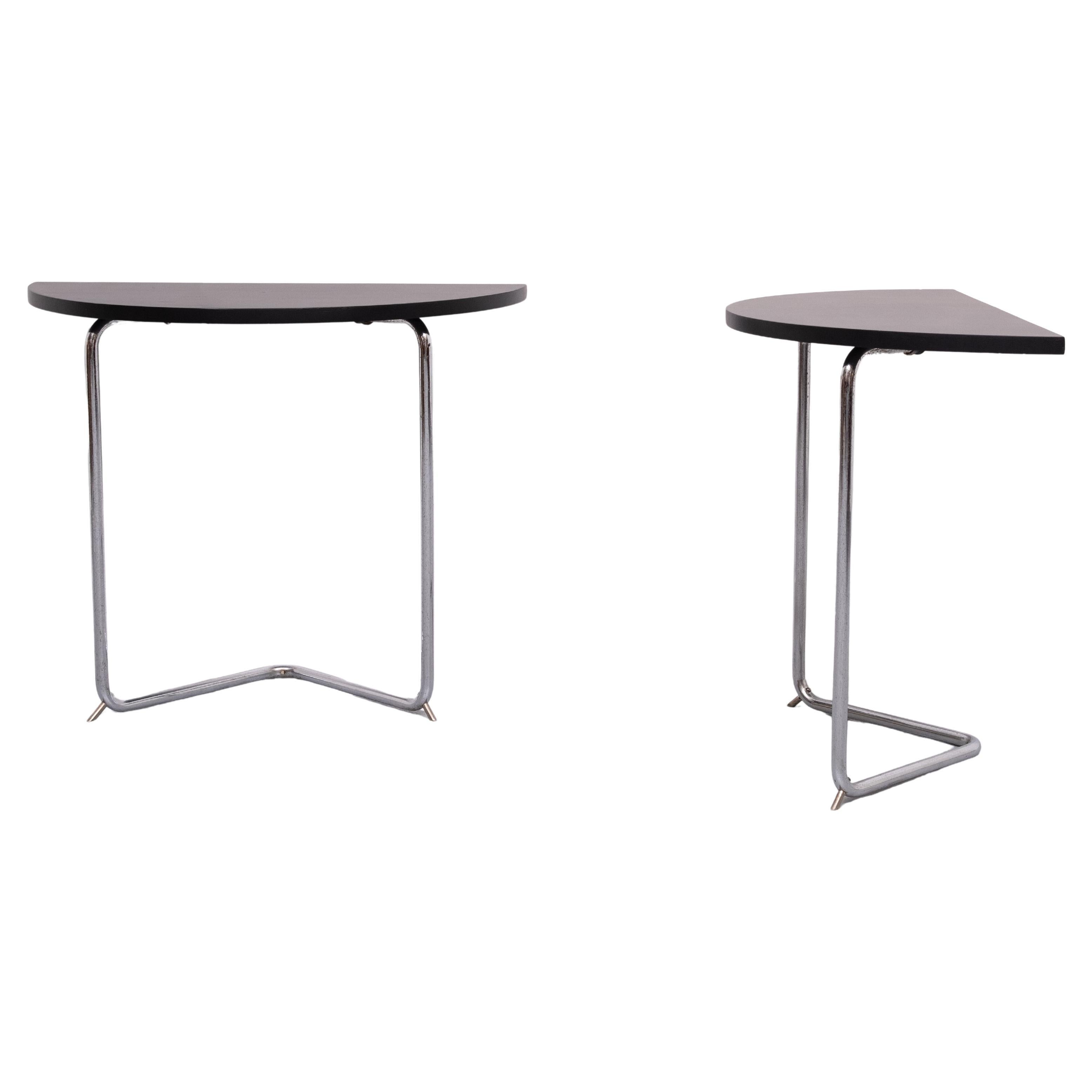 Ensemble unique de tables en forme de croissant. Cadre en tube chromé .livré avec 
un plateau épais en bois massif. Couleur noir mat. Remise en état . 
Un design simple mais génial. Tables originales des années 1930. 
Le chrome présente quelques