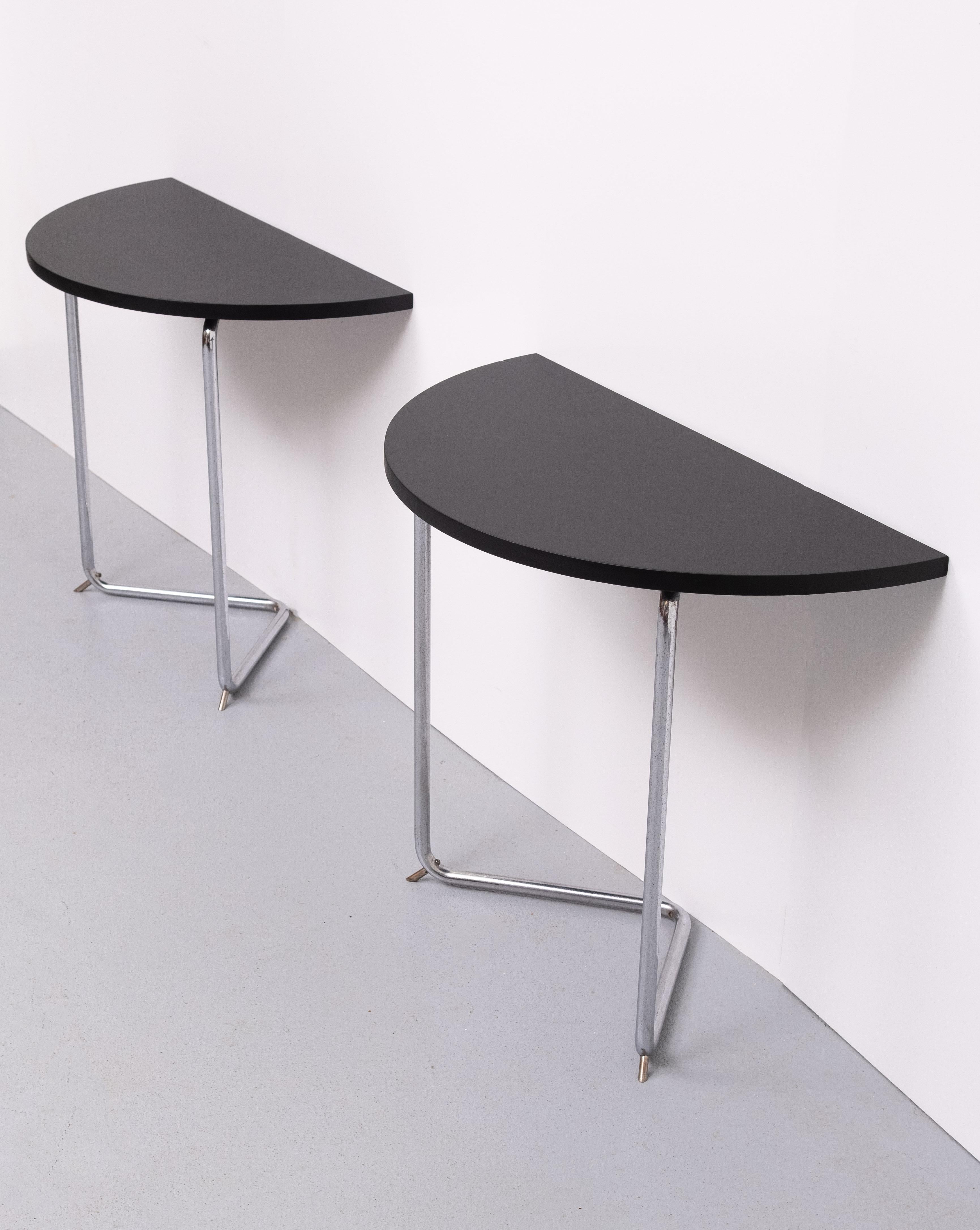 superbe ensemble de tables Bauhaus en forme de croissant.  1930s  attribuer  Thonet Bon état - En vente à Den Haag, NL