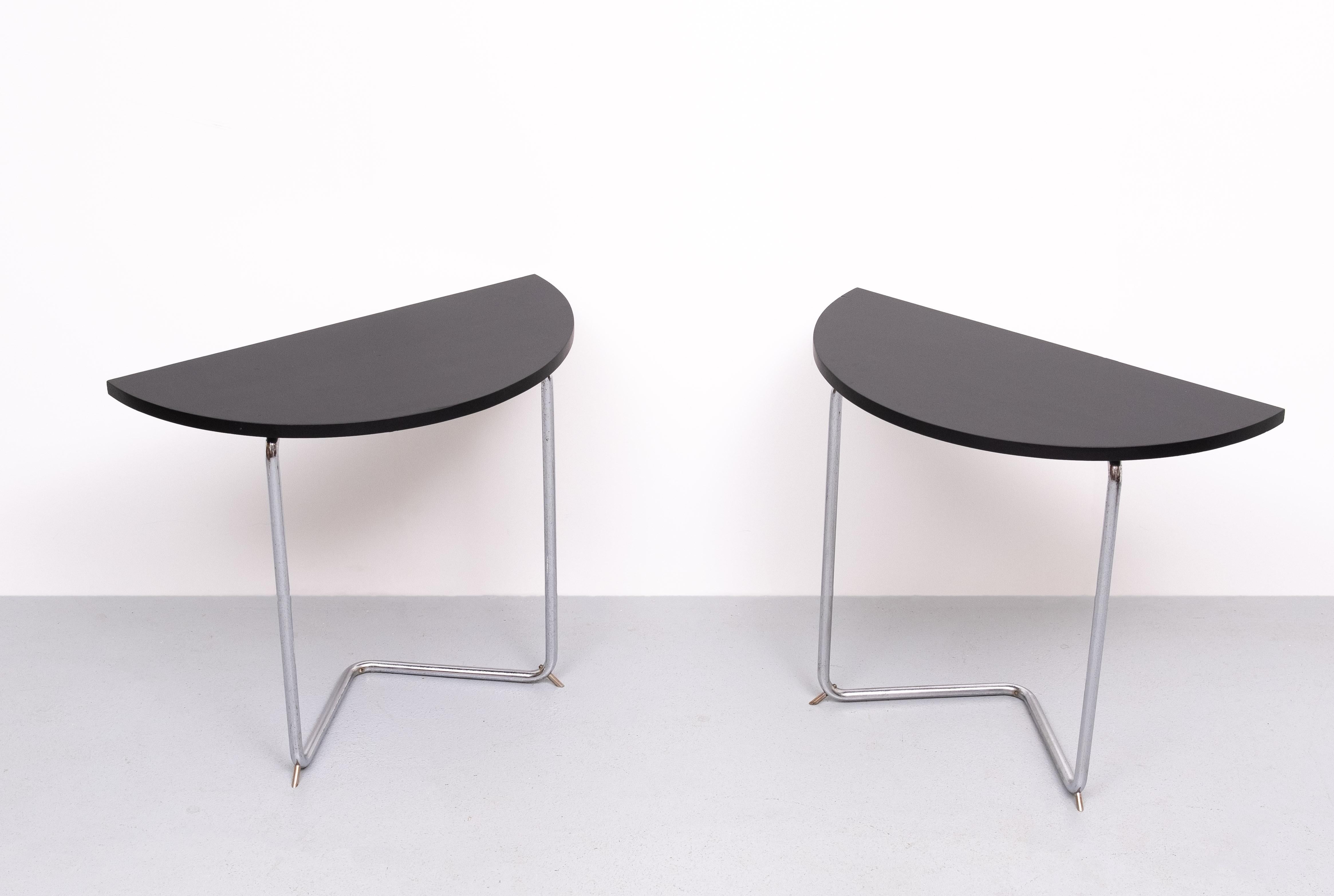 Milieu du XXe siècle superbe ensemble de tables Bauhaus en forme de croissant.  1930s  attribuer  Thonet en vente