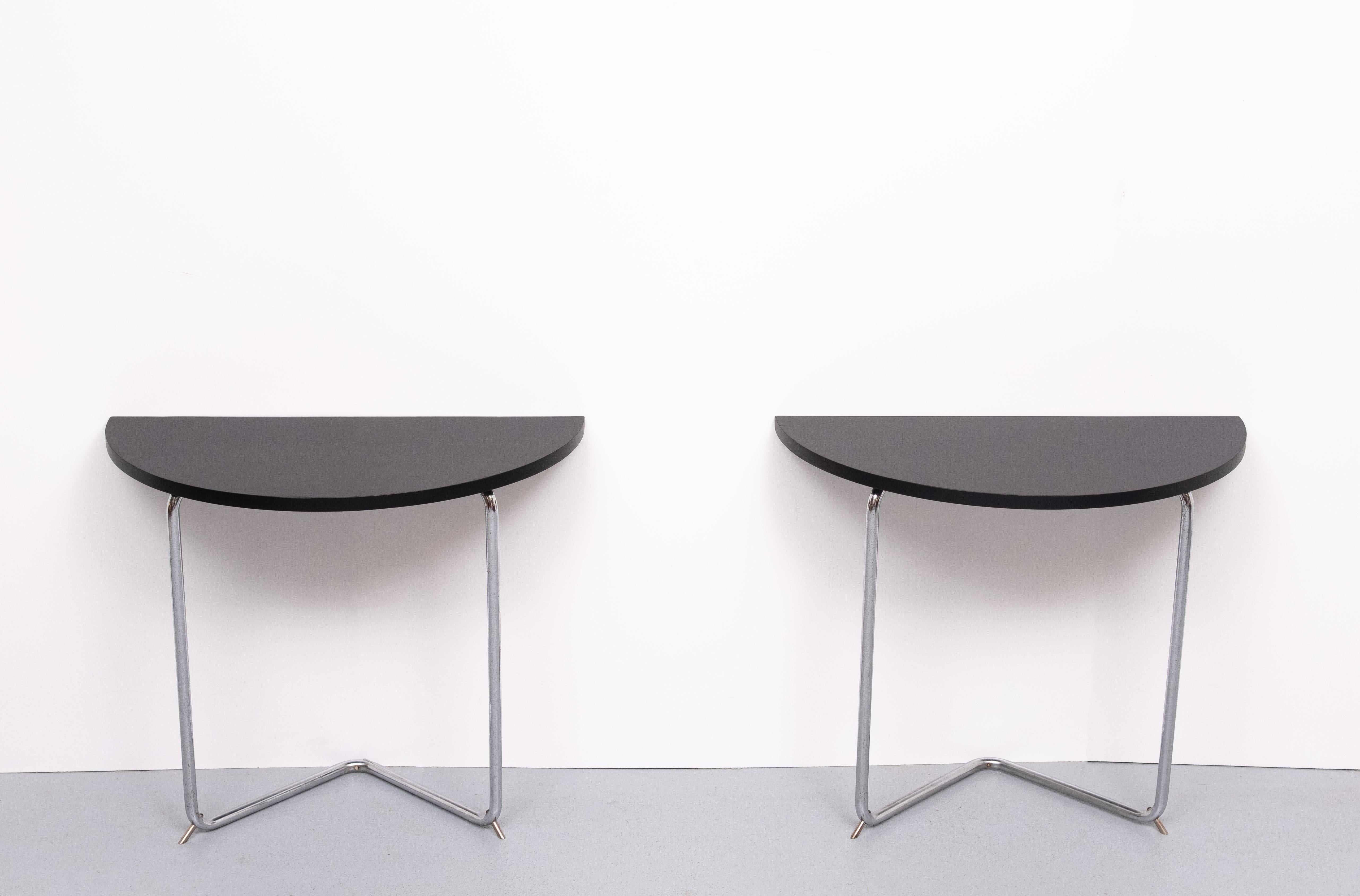 Chrome superbe ensemble de tables Bauhaus en forme de croissant.  1930s  attribuer  Thonet en vente