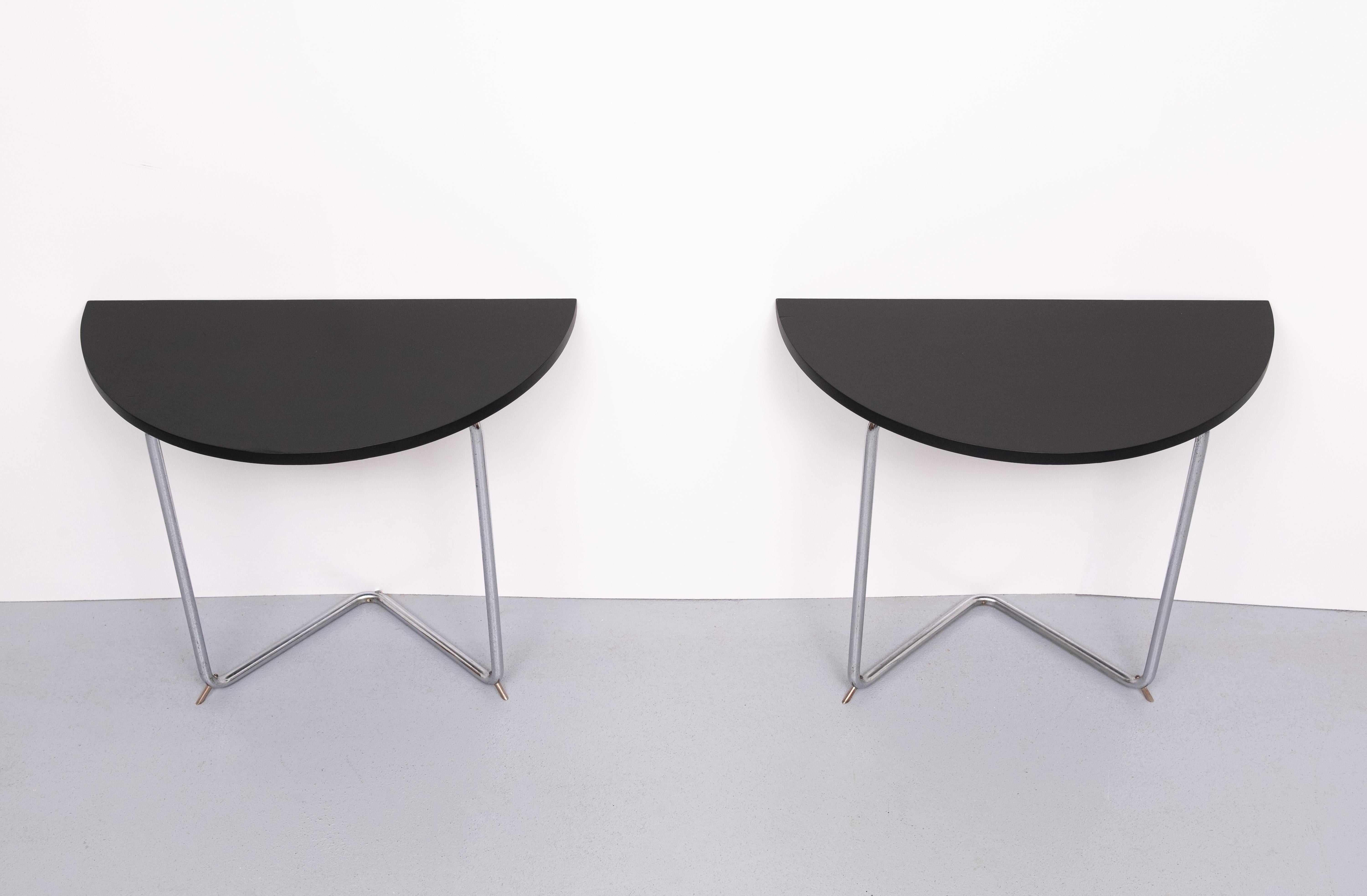superbe ensemble de tables Bauhaus en forme de croissant.  1930s  attribuer  Thonet en vente 1