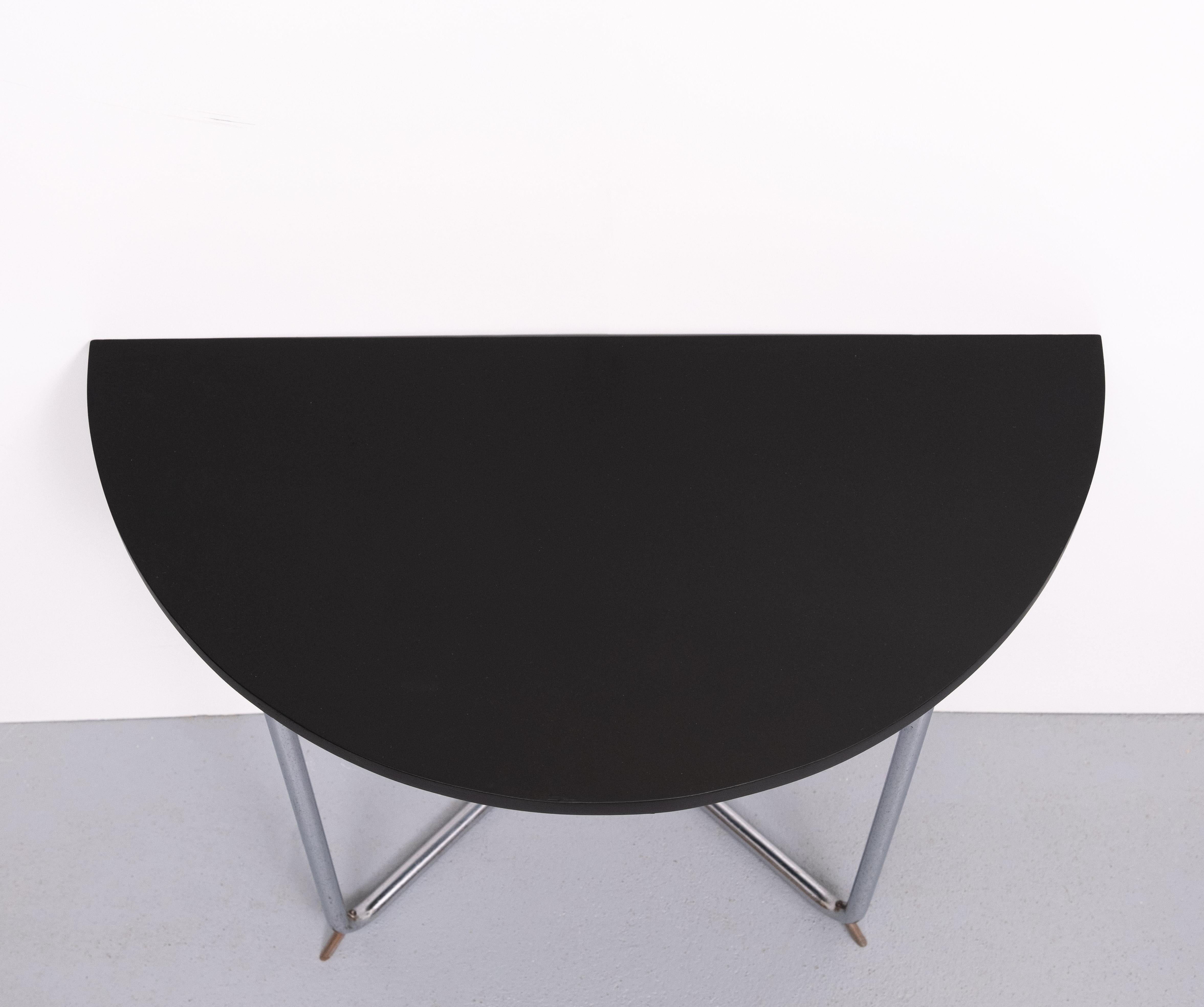 superbe ensemble de tables Bauhaus en forme de croissant.  1930s  attribuer  Thonet en vente 2